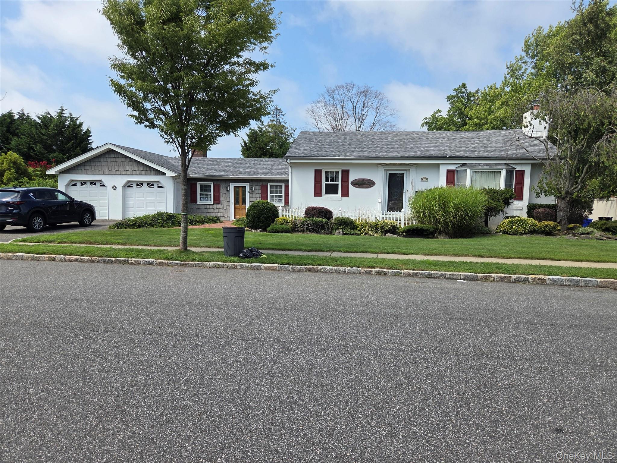 #1 photo, 31 S Emerson Avenue, سوفولك Amity Harbor , NY 11701