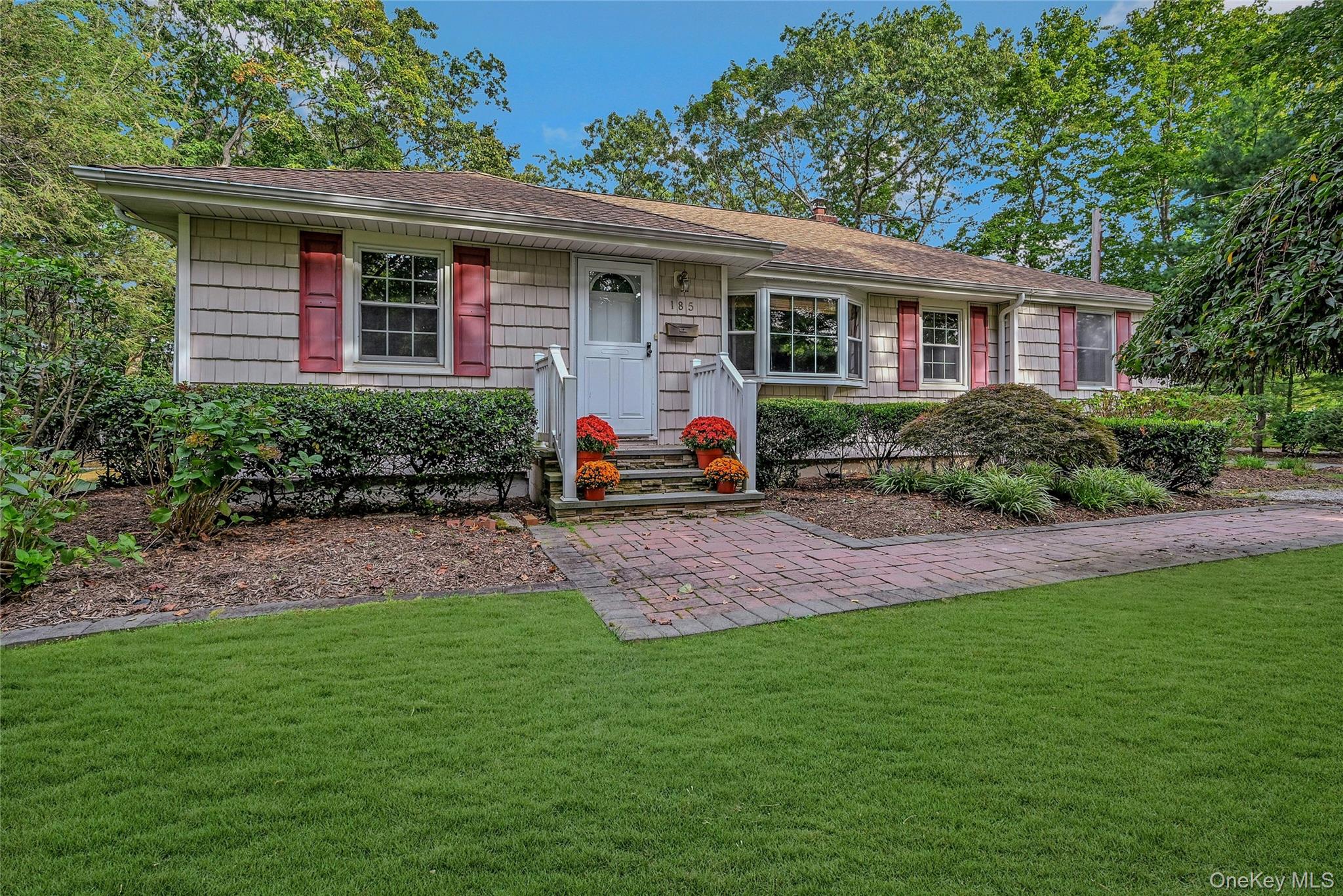 #1 photo, 185 Cambon Avenue, सफ़ोक काउंटी Saint James , NY 11780