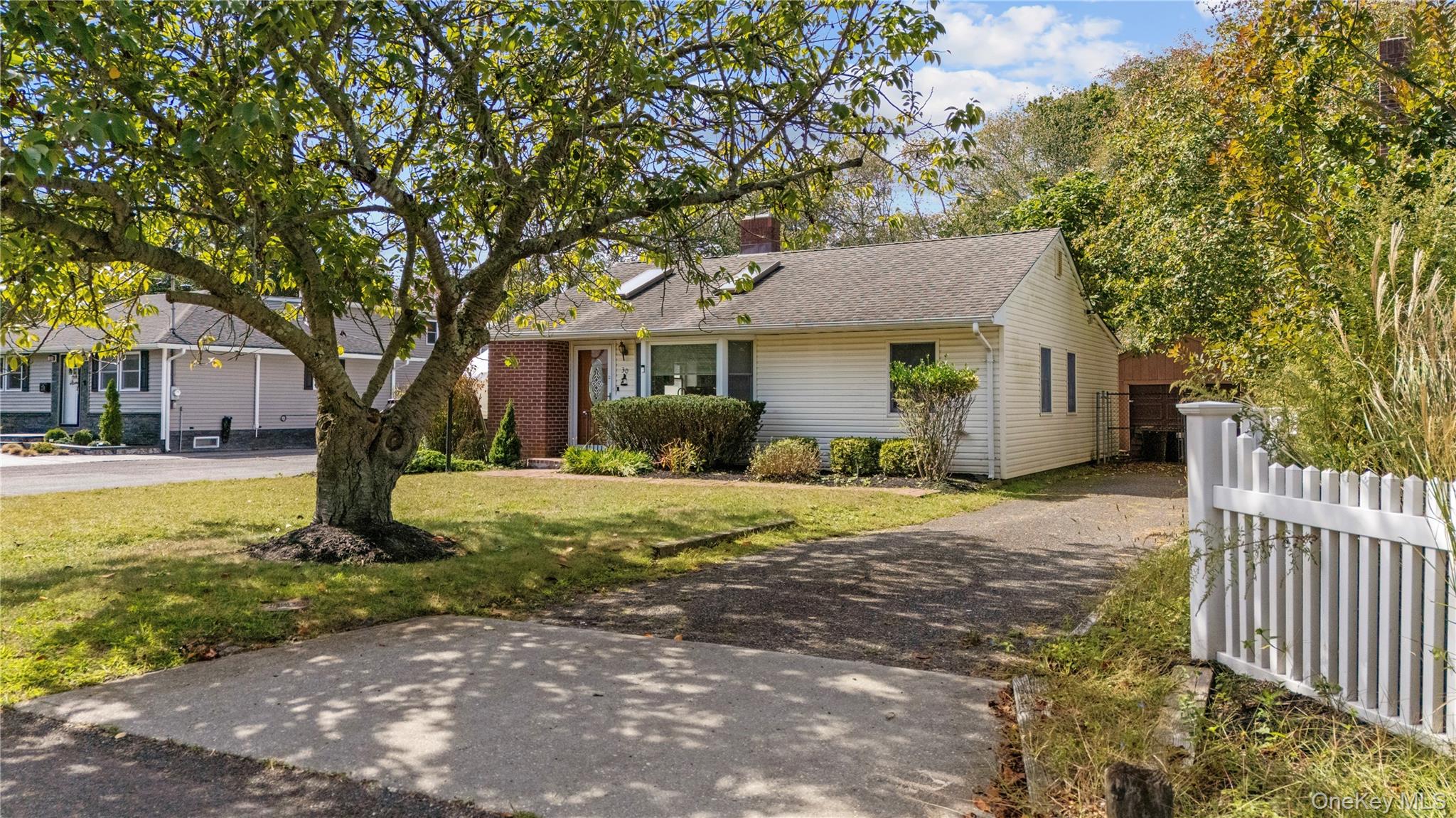 #1 photo, 30 Thorburn Avenue, 东长岛 Patchogue , NY 11772