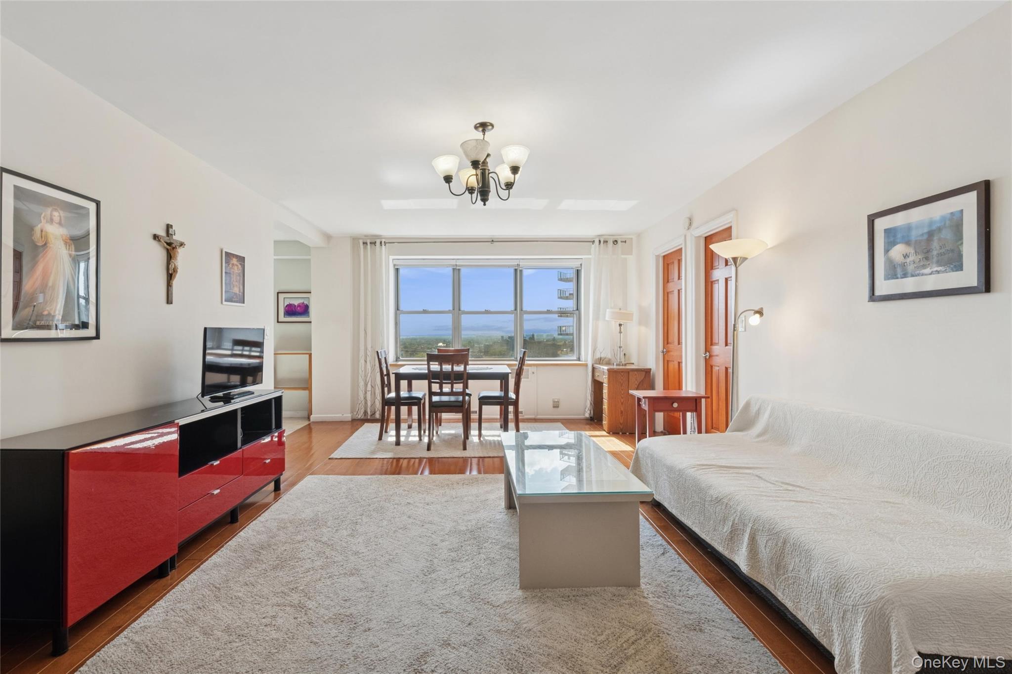 #2 photo, 125-10 Queens Boulevard, クイーンズ区 Kew Gardens , NY 11415