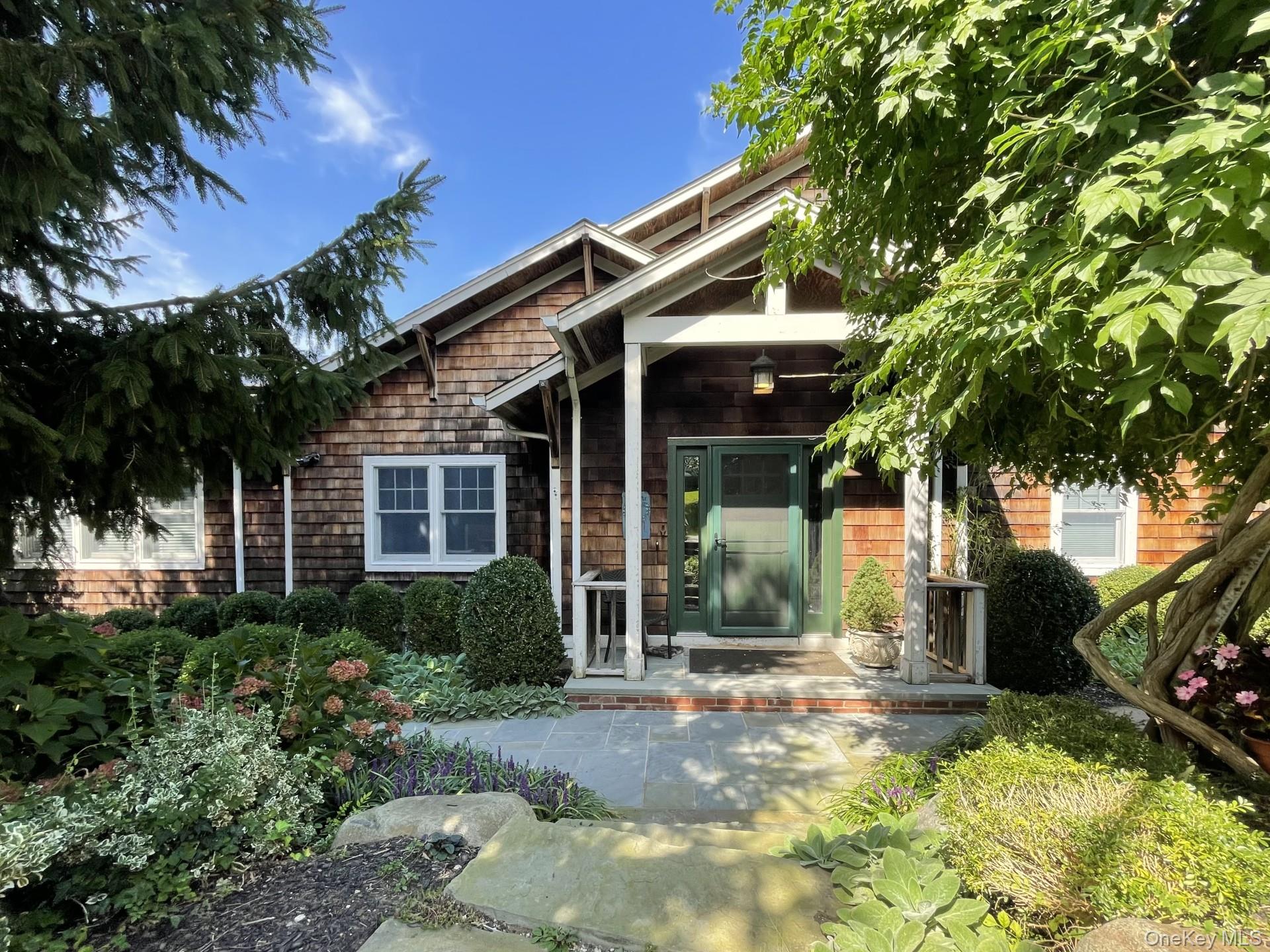 #1 photo, 4 Hillside Court, Huntington Bay , NY 11743