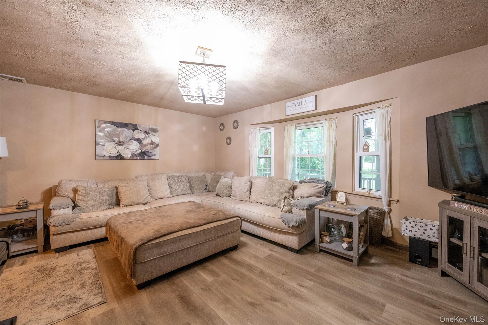 #15 photo, 21 Locust Avenue, サフォーク郡 Medford , NY 11763