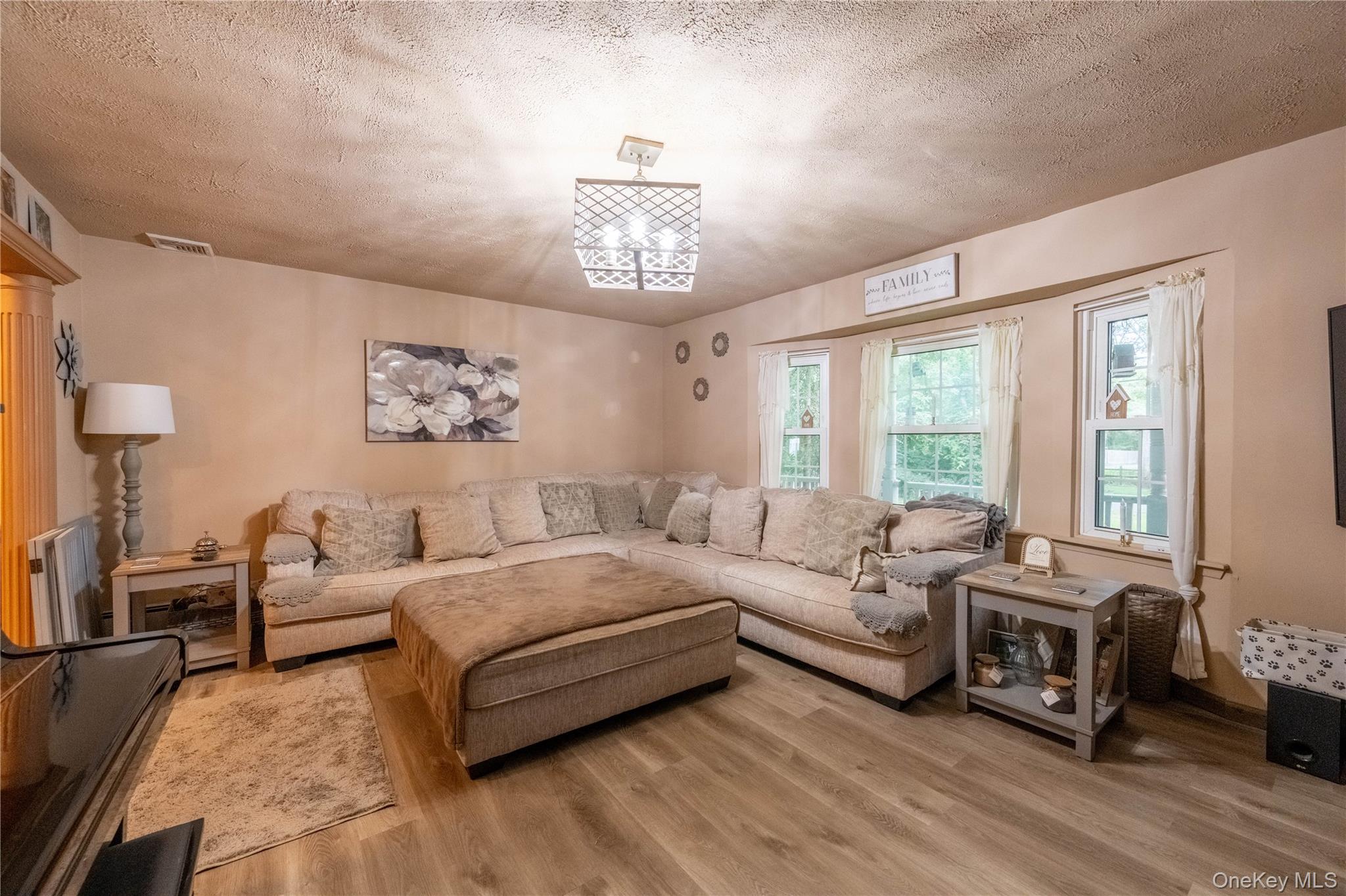 #16 photo, 21 Locust Avenue, サフォーク郡 Medford , NY 11763