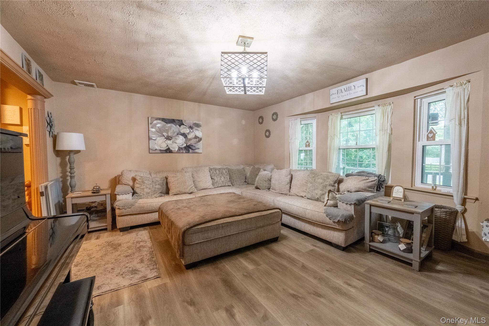 #17 photo, 21 Locust Avenue, サフォーク郡 Medford , NY 11763