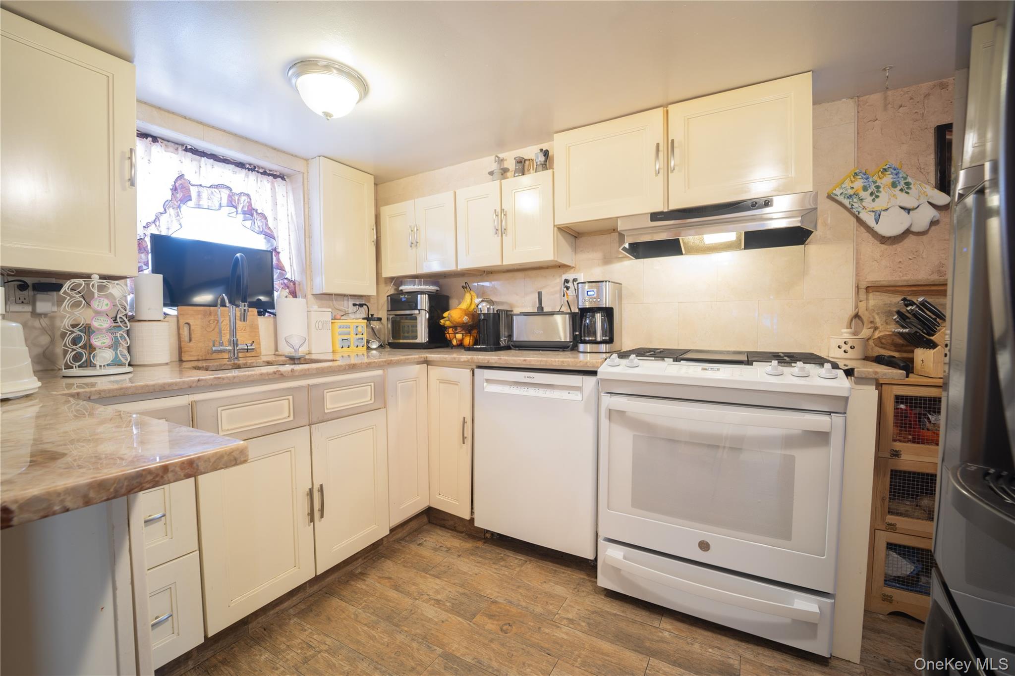 #18 photo, 3252 Waterbury Avenue, Bronx , NY 10465