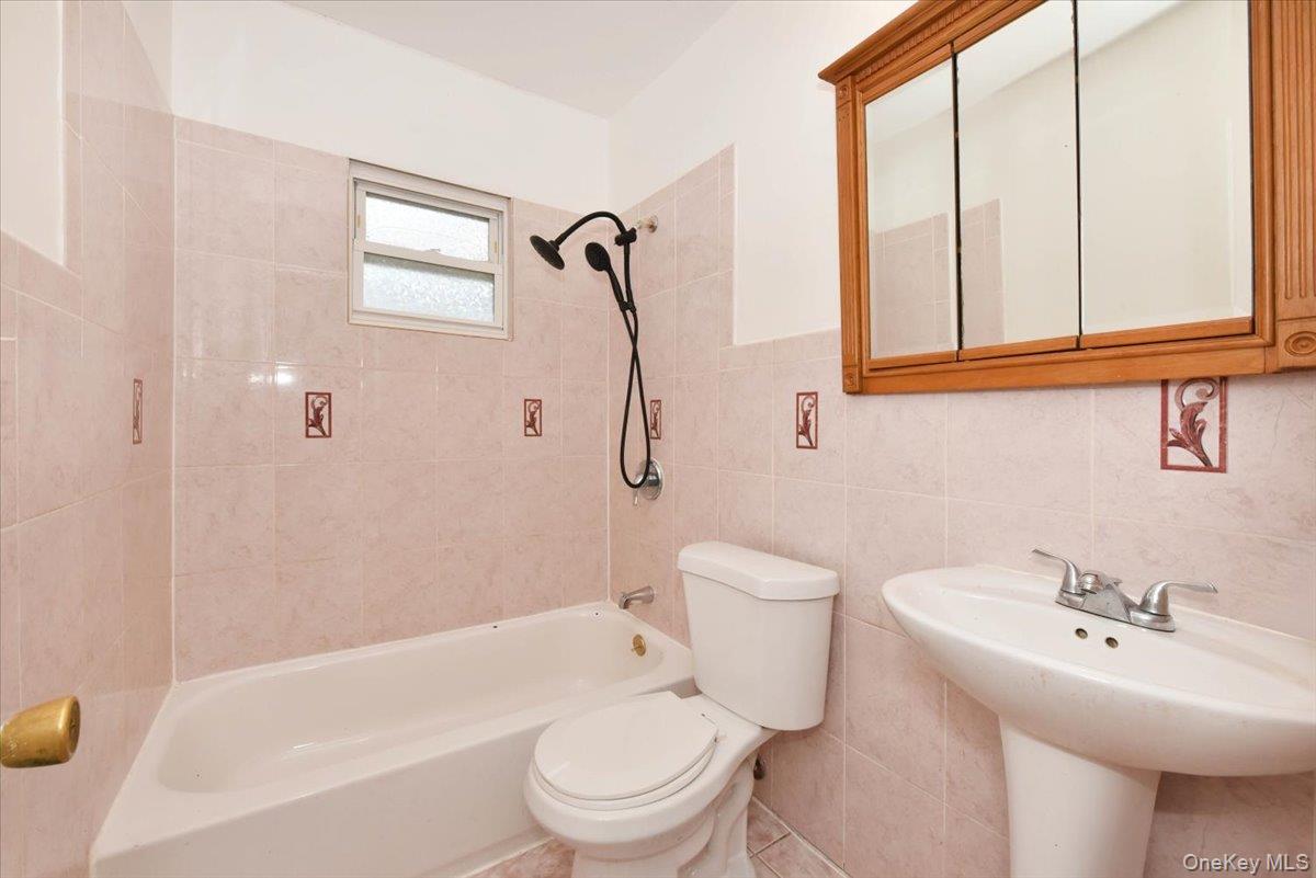 #20 photo, 8135 166th Street, Hillcrest (Queens) , NY 11432