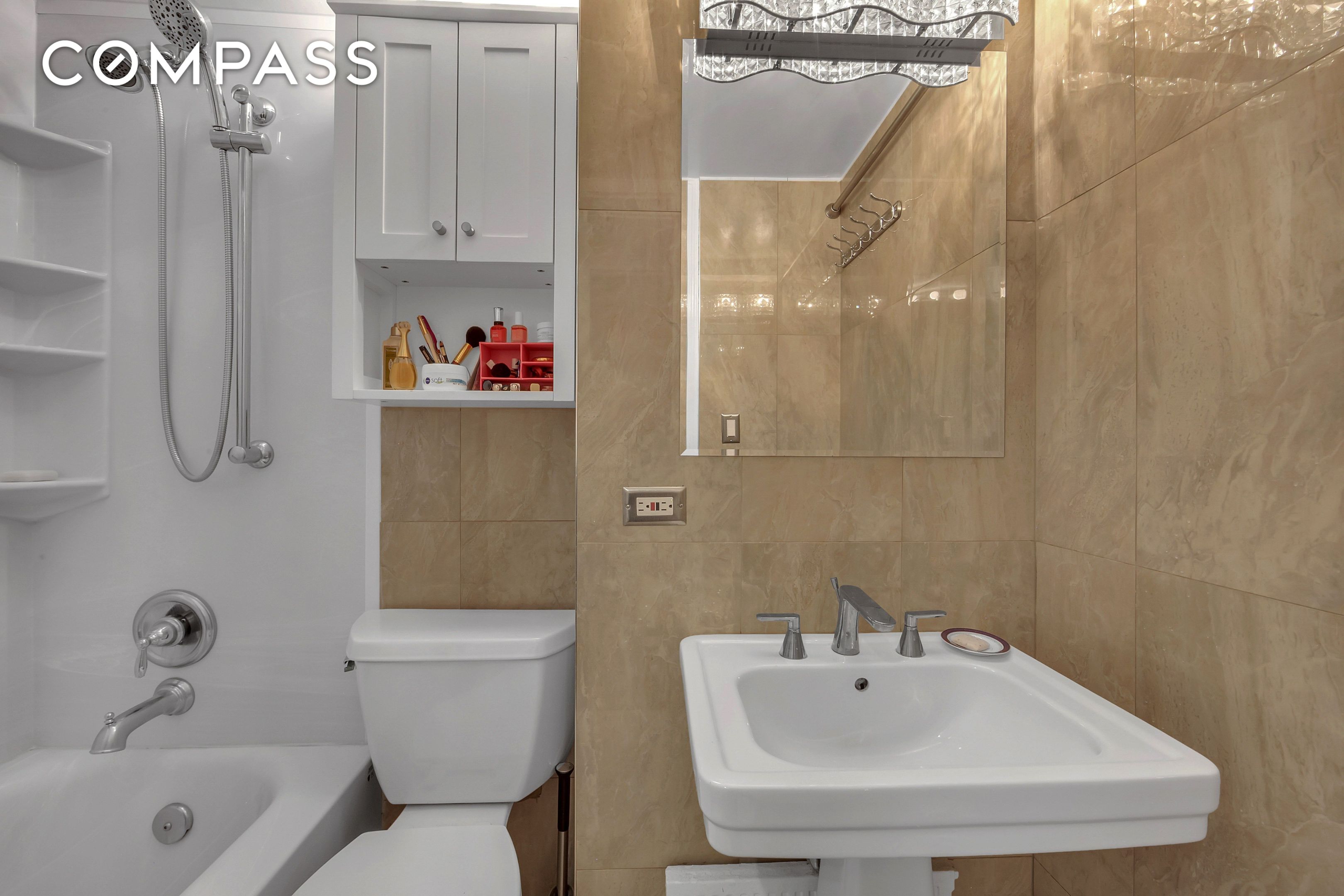 #13 photo, 320 E 42nd Street, マンハッタン Murray Hill , NY 10017