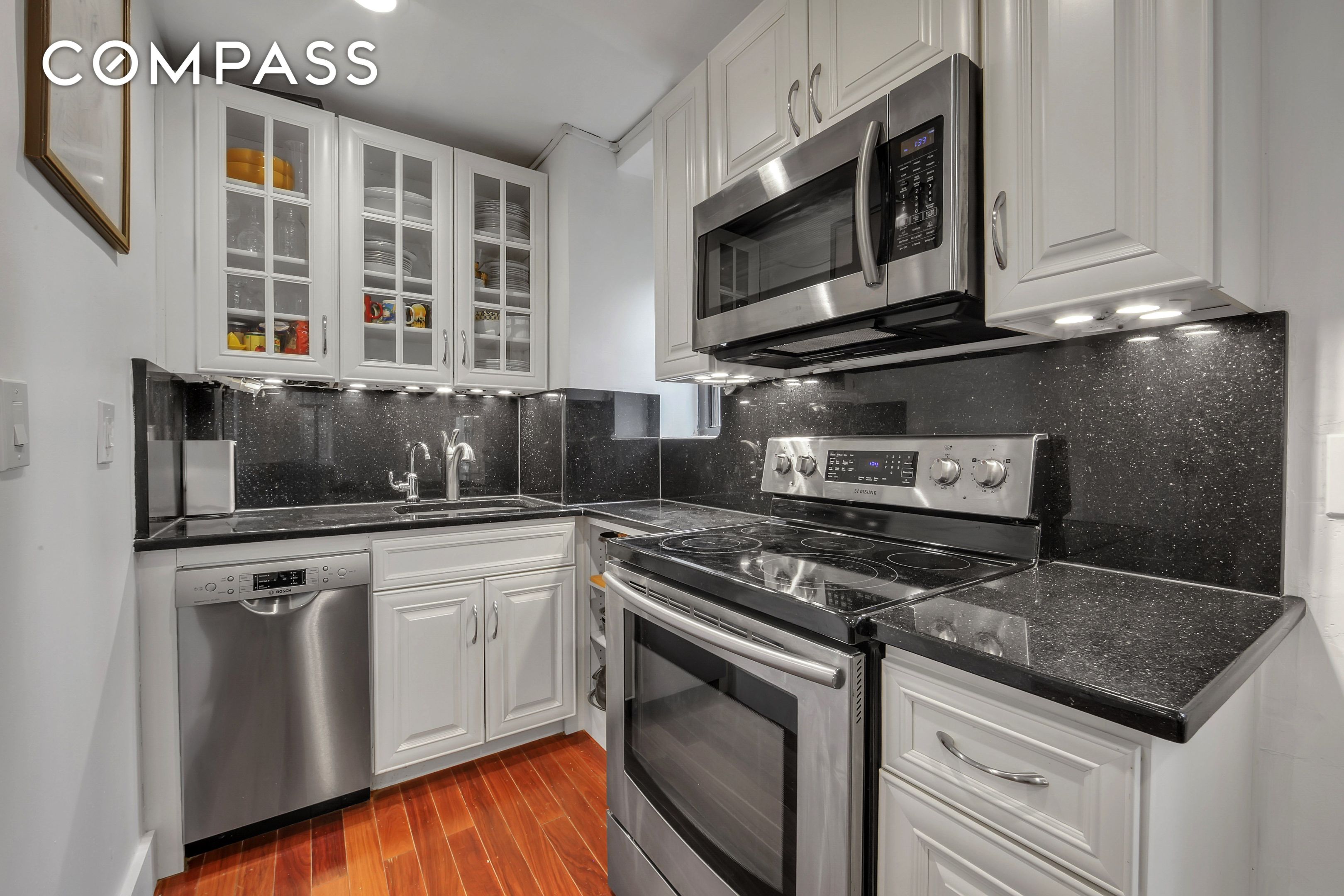 #8 photo, 320 E 42nd Street, マンハッタン Murray Hill , NY 10017