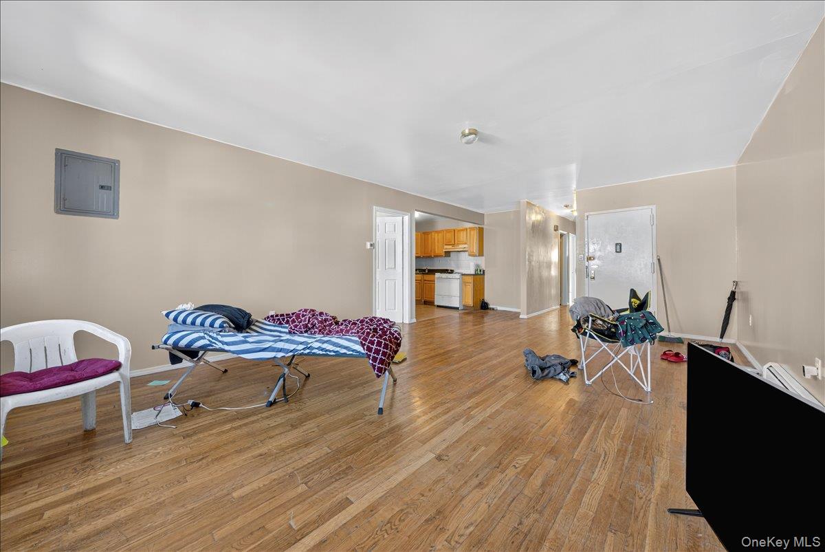 #13 photo, 850 E 214th Street, Bronx , NY 10467