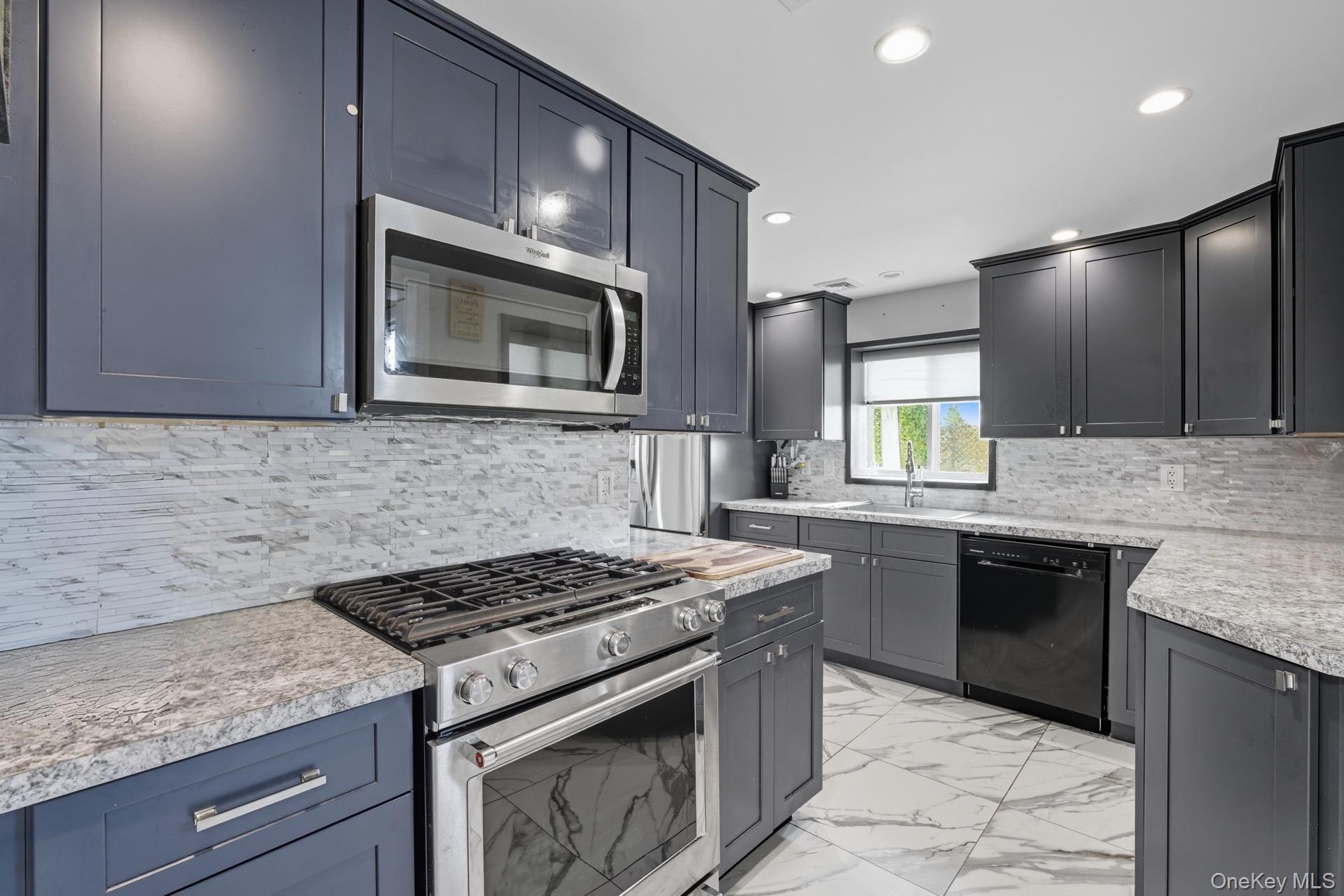 #9 photo, 70 Trafalgar Drive, מחוז סאפוק Shirley , NY 11967