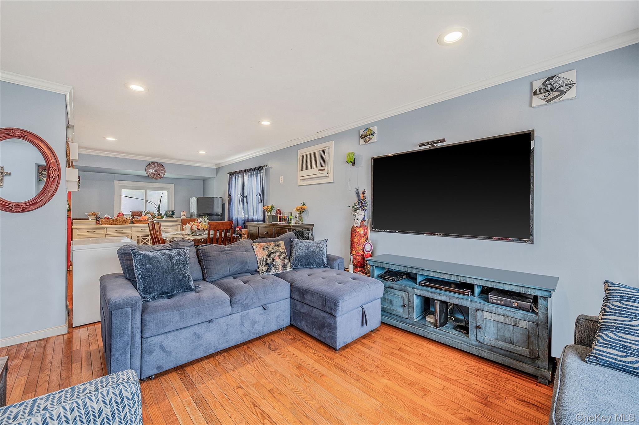 #5 photo, 46 W Willow Street, 롱 아일랜드 Brentwood , NY 11717