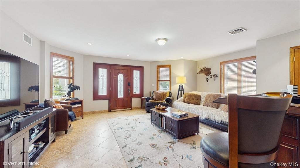 #5 photo, 64-13 72 St, Middle Village , NY 11379