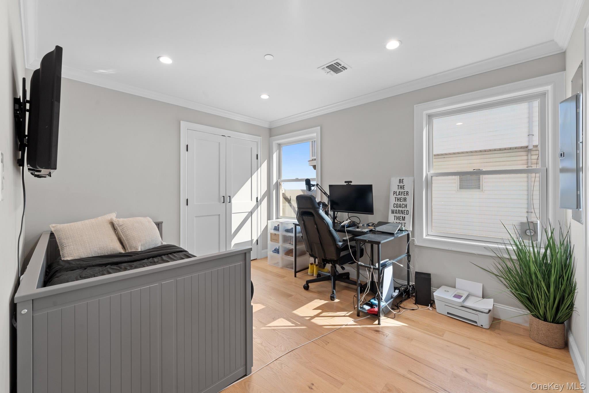 #12 photo, 914 Arctic Street, Lindenhurst , NY 11757