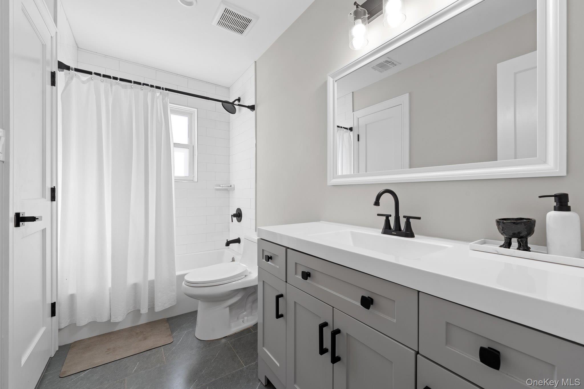 #13 photo, 914 Arctic Street, Lindenhurst , NY 11757