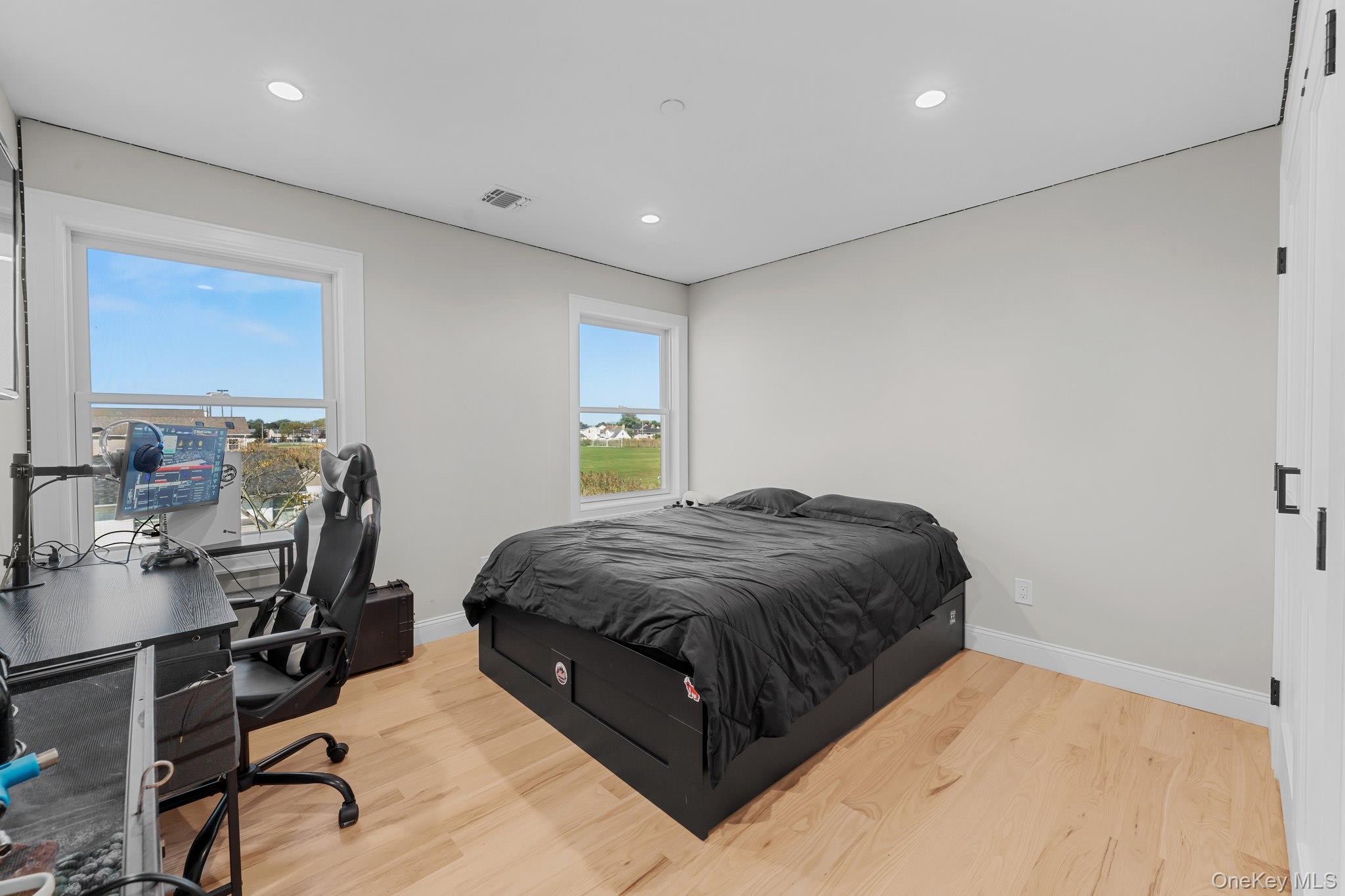 #18 photo, 914 Arctic Street, Lindenhurst , NY 11757