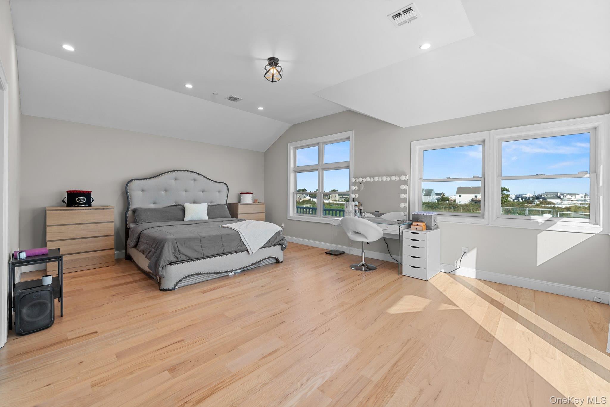 #19 photo, 914 Arctic Street, Lindenhurst , NY 11757