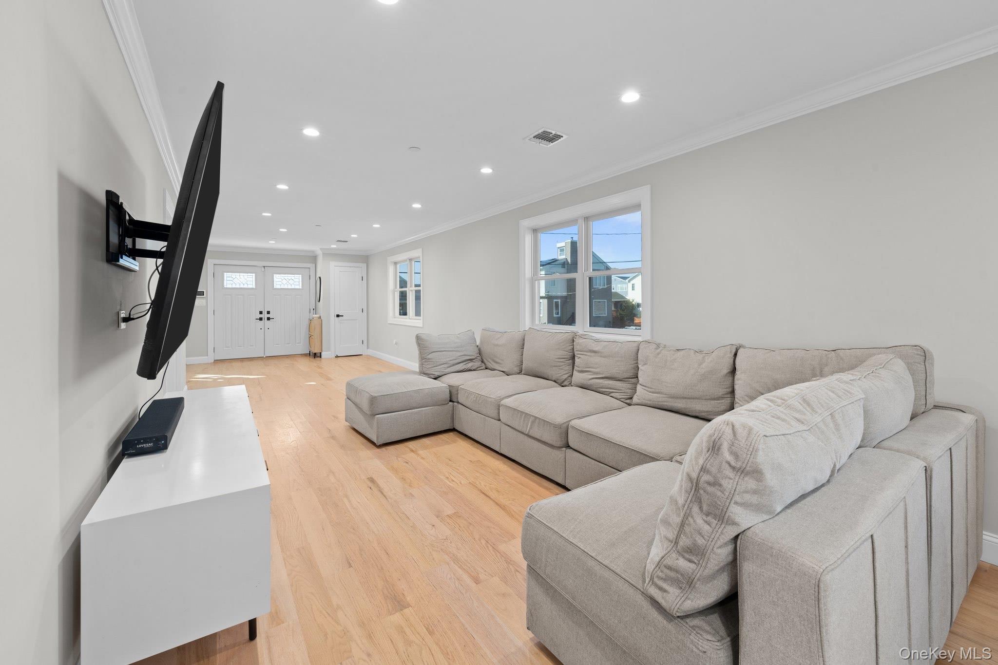 #4 photo, 914 Arctic Street, Lindenhurst , NY 11757