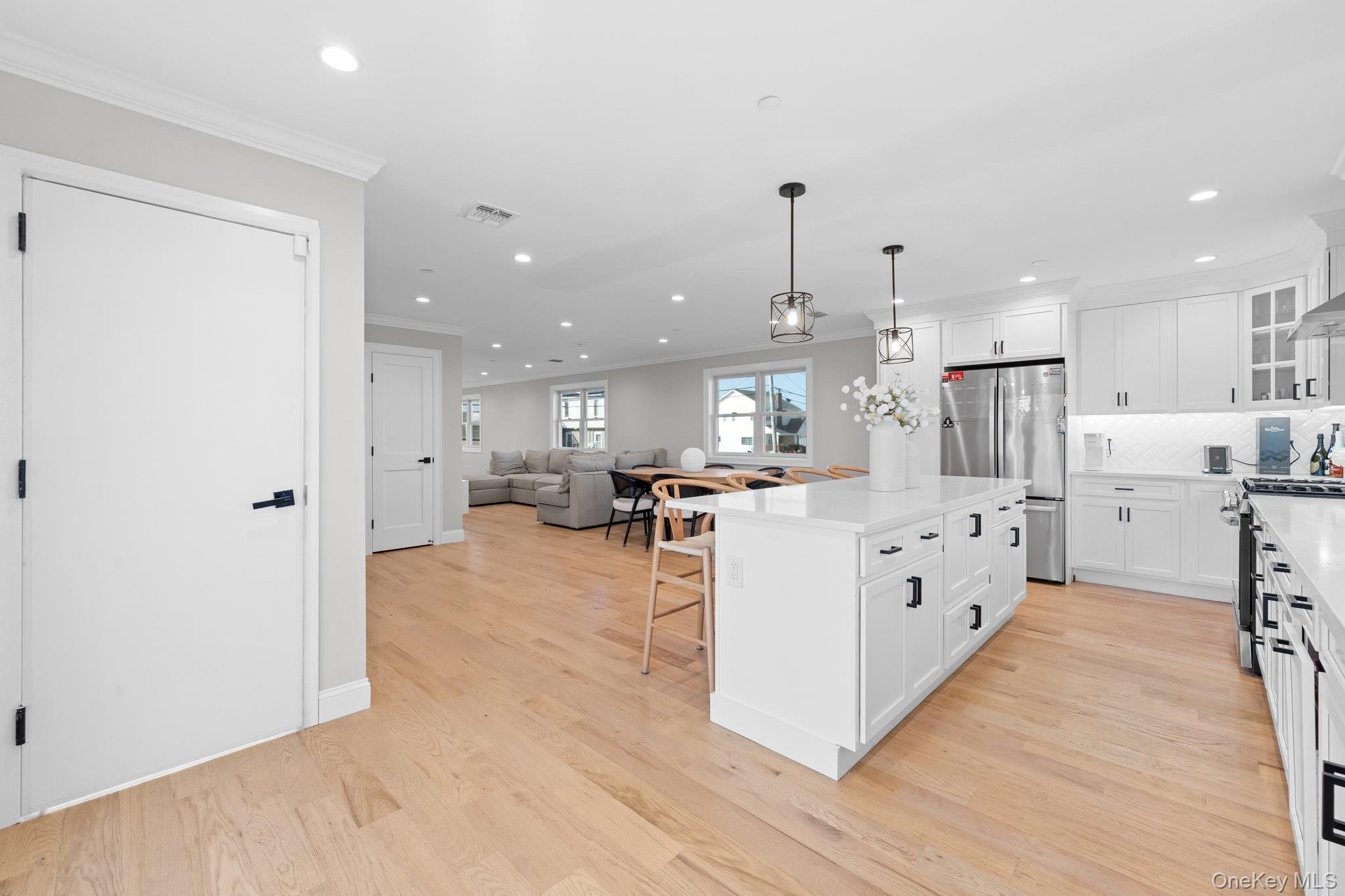 #9 photo, 914 Arctic Street, Lindenhurst , NY 11757