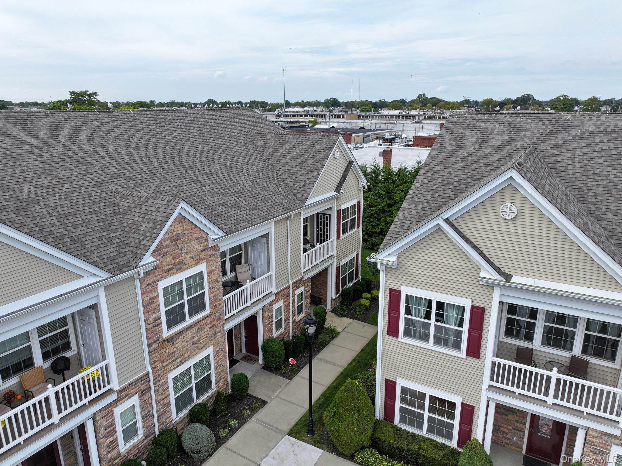 #1 photo, 24 Strangford Court, ナッソー郡 Oceanside , NY 11572