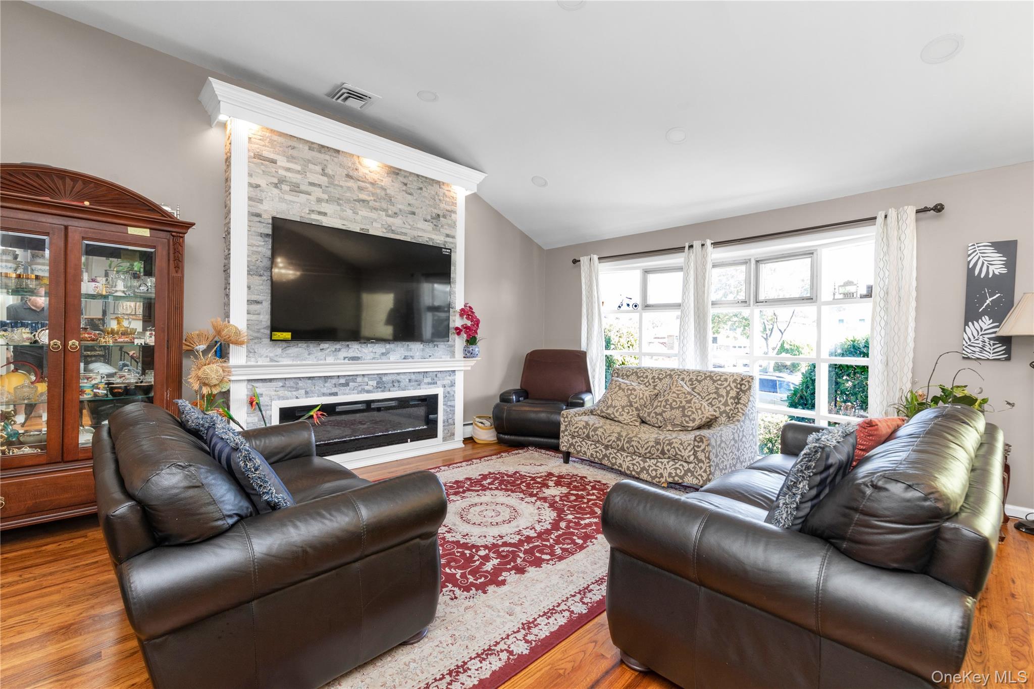 #3 photo, 80 Rosalie Court, ナッソー郡 East Meadow , NY 11554