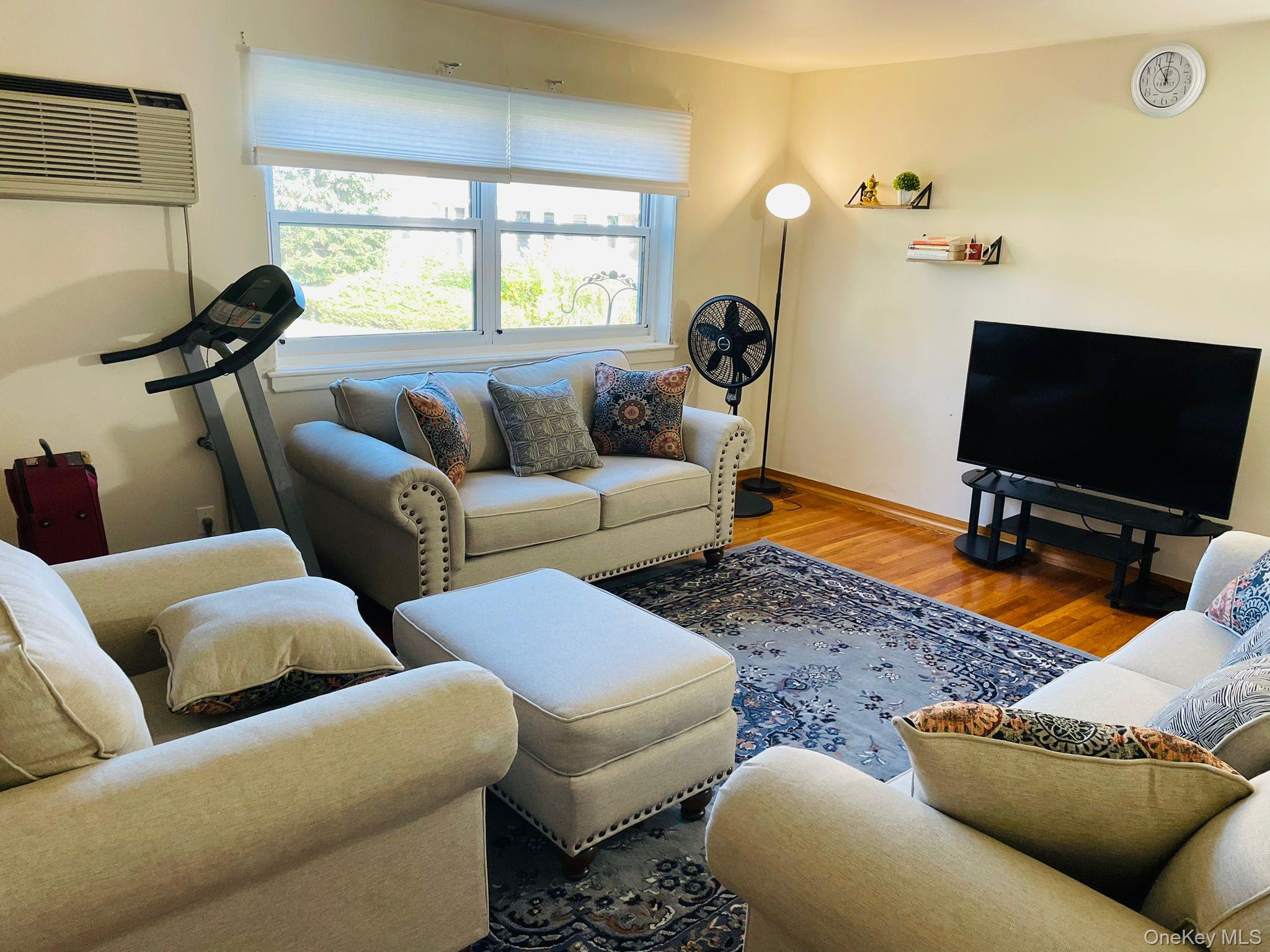 #3 photo, 8168 Langdale Street, クイーンズ区 New Hyde Park , NY 11040