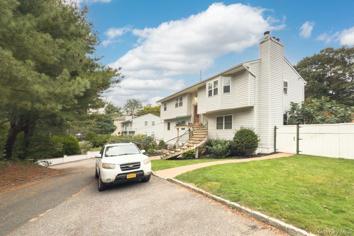 #4 photo, 129 Berkshire Drive, Farmingville , NY 11738