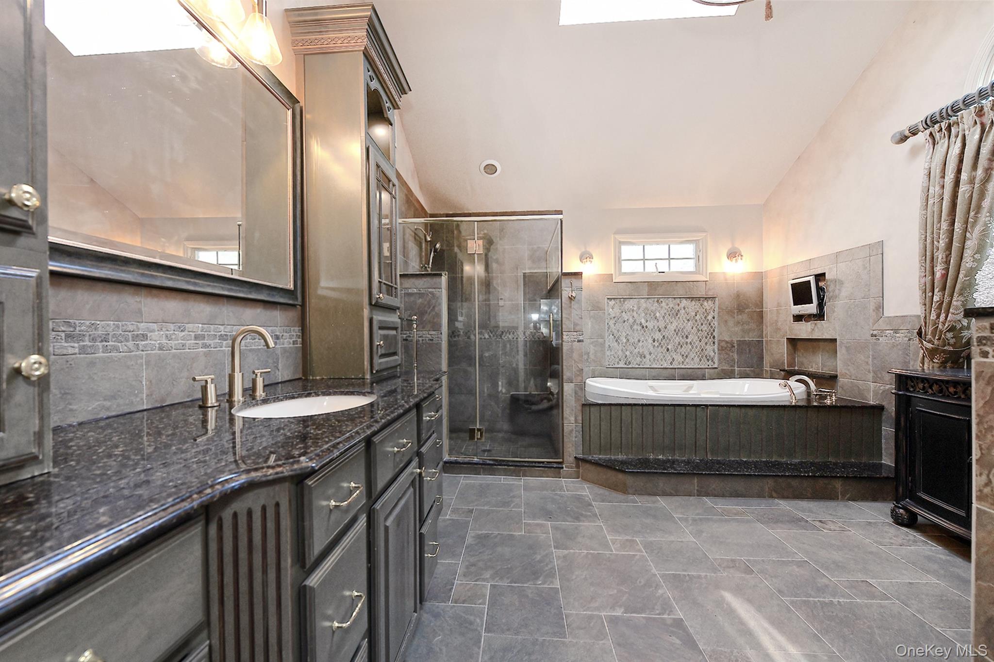 #15 photo, 22 West Drive, Manhasset , NY 11030