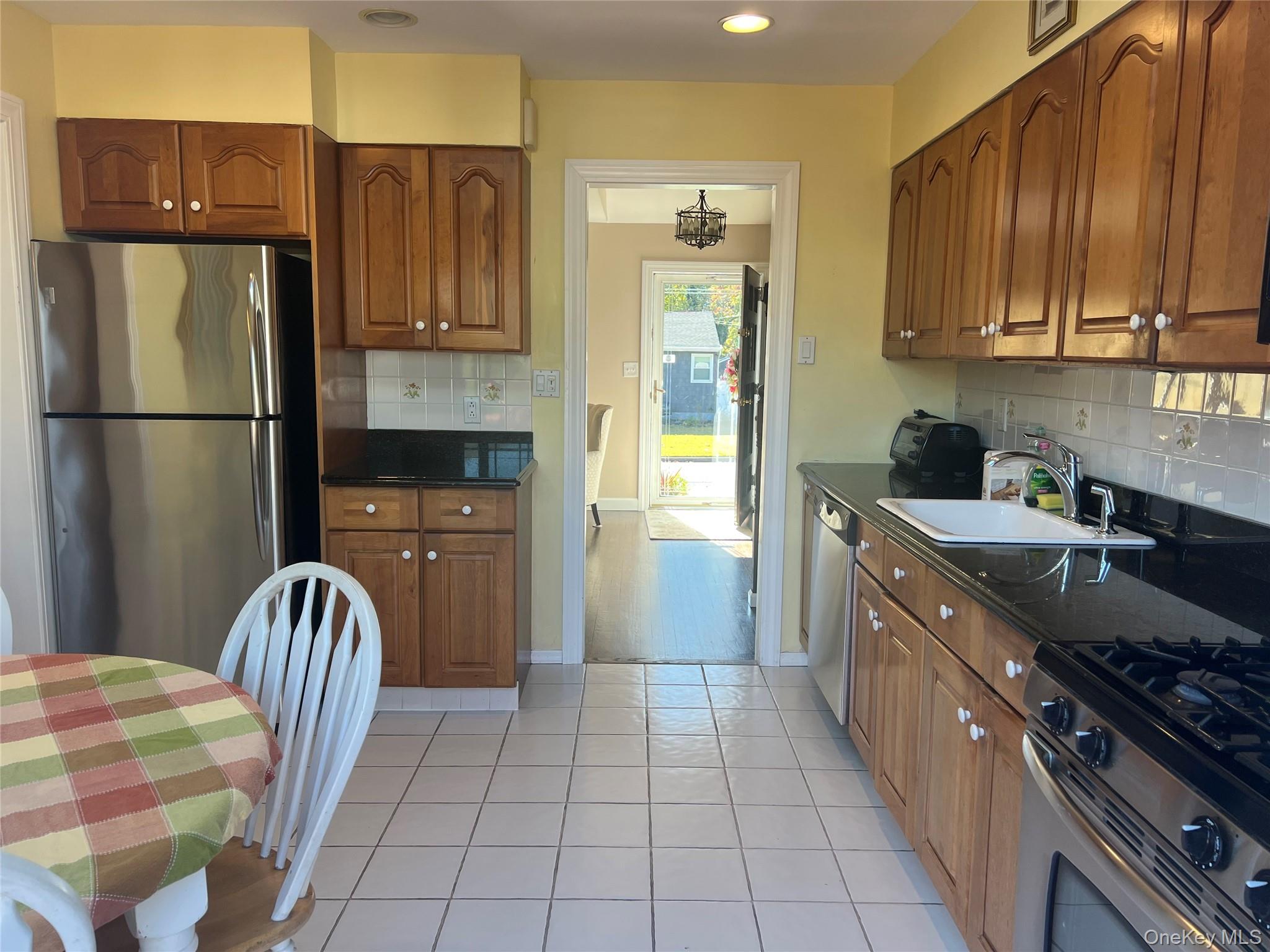 #5 photo, 417 Cooper Road, サフォーク郡 North Babylon , NY 11703