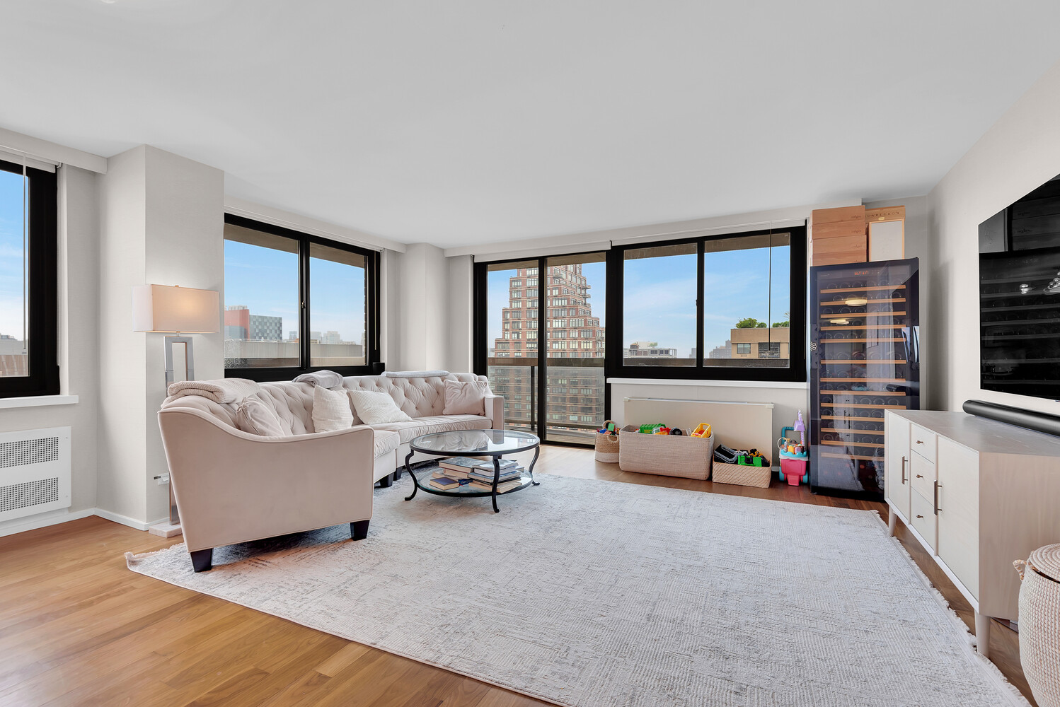 #1 photo, 515 E 72ND Street, मैनहटन Lenox Hill , NY 10021