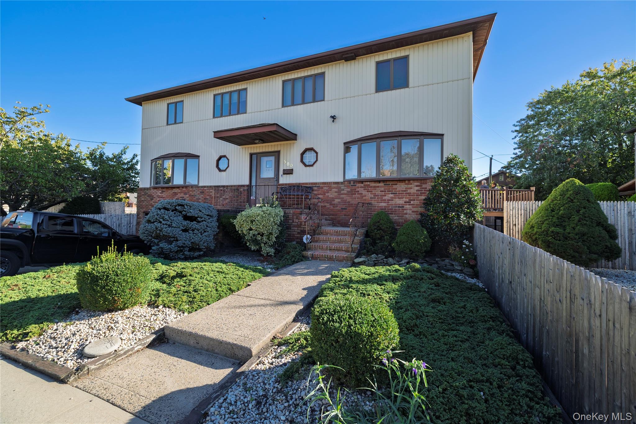 #1 photo, 580 E Pine Street, नासाउ काउंटी Long Beach , NY 11561