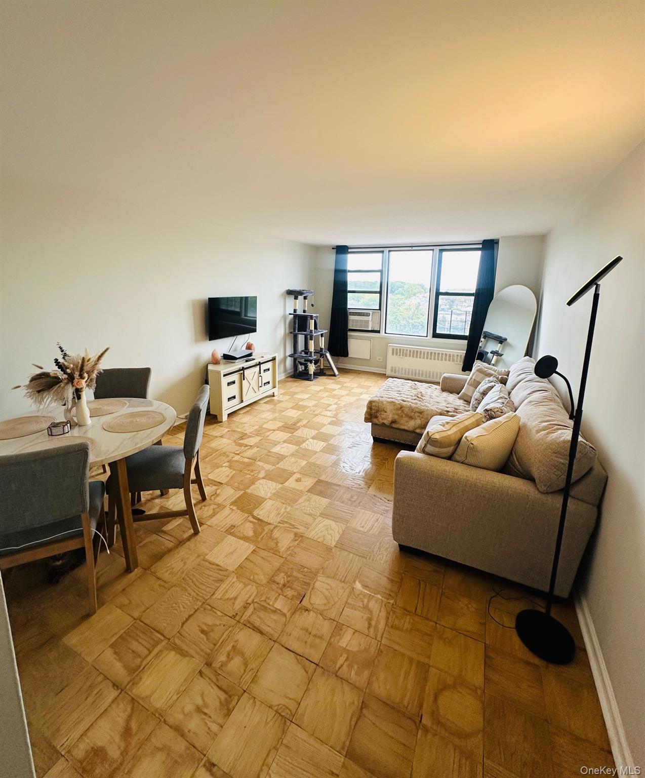 #8 photo, 3121 Middletown Road, Bronx , NY 10461