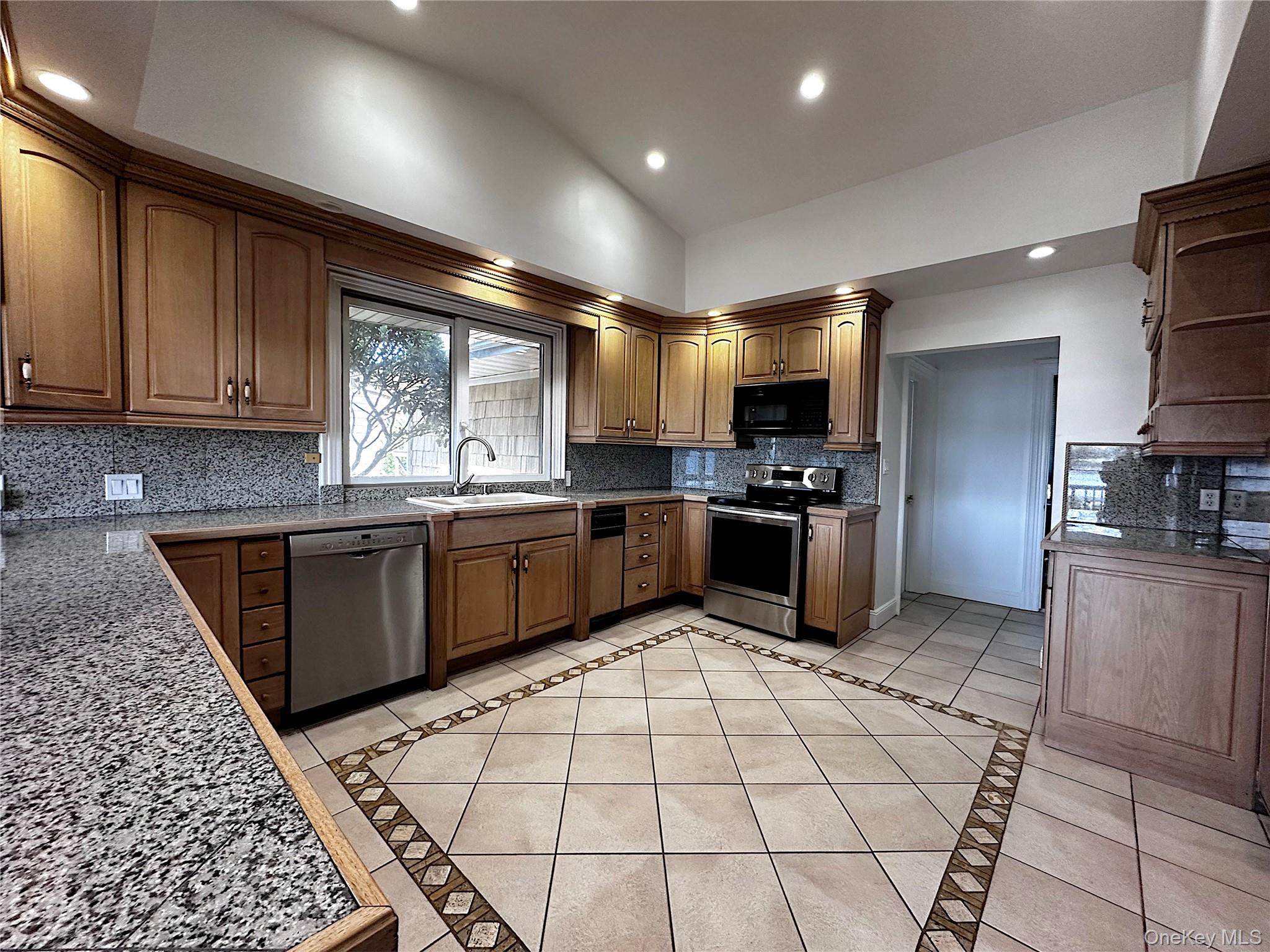 #7 photo, 1090 Bayhead Drive, Mamaroneck , NY 10543