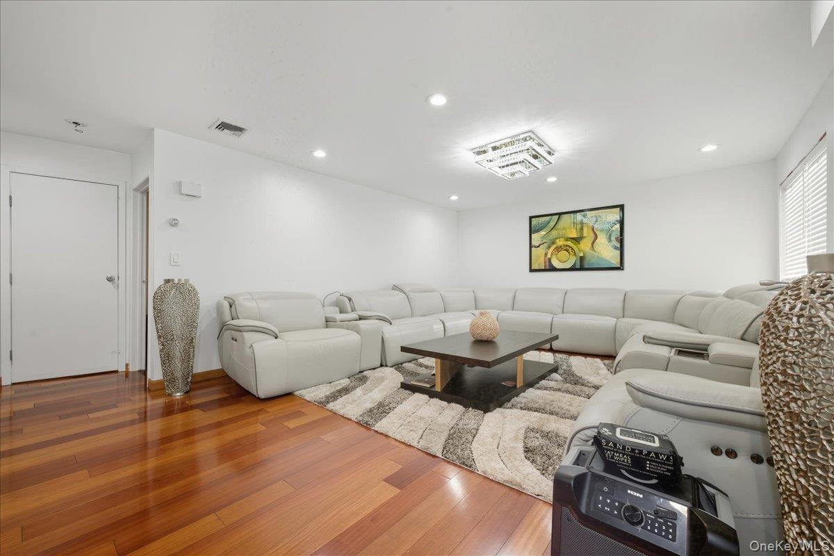 #18 photo, 302 W John Street, Hicksville , NY 11801