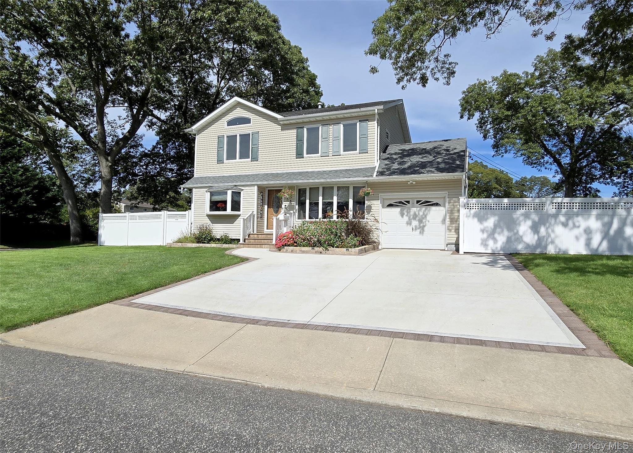 #1 photo, 23 W Court Drive, 东长岛 Centereach , NY 11720