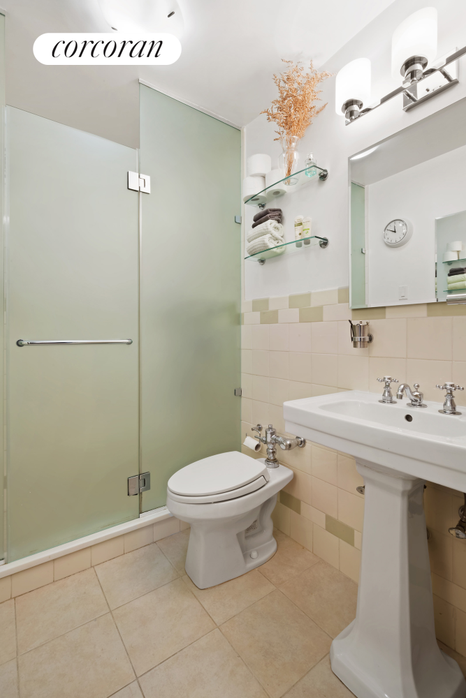 #8 photo, 200 E 16TH Street, Gramercy Park , NY 10003