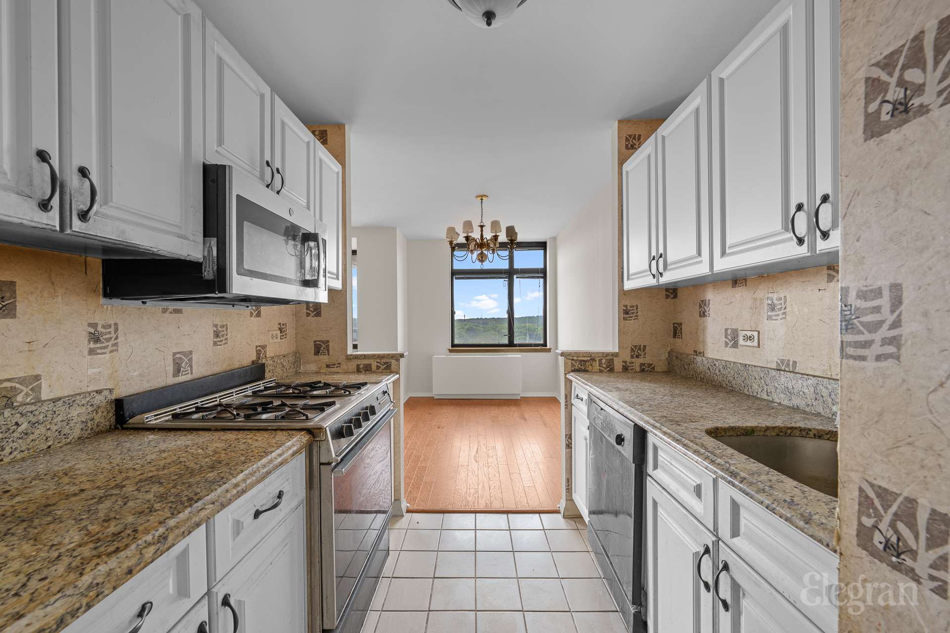 #4 photo, 112-01 Queens Boulevard, クイーンズ区 Forest Hills , NY 11375