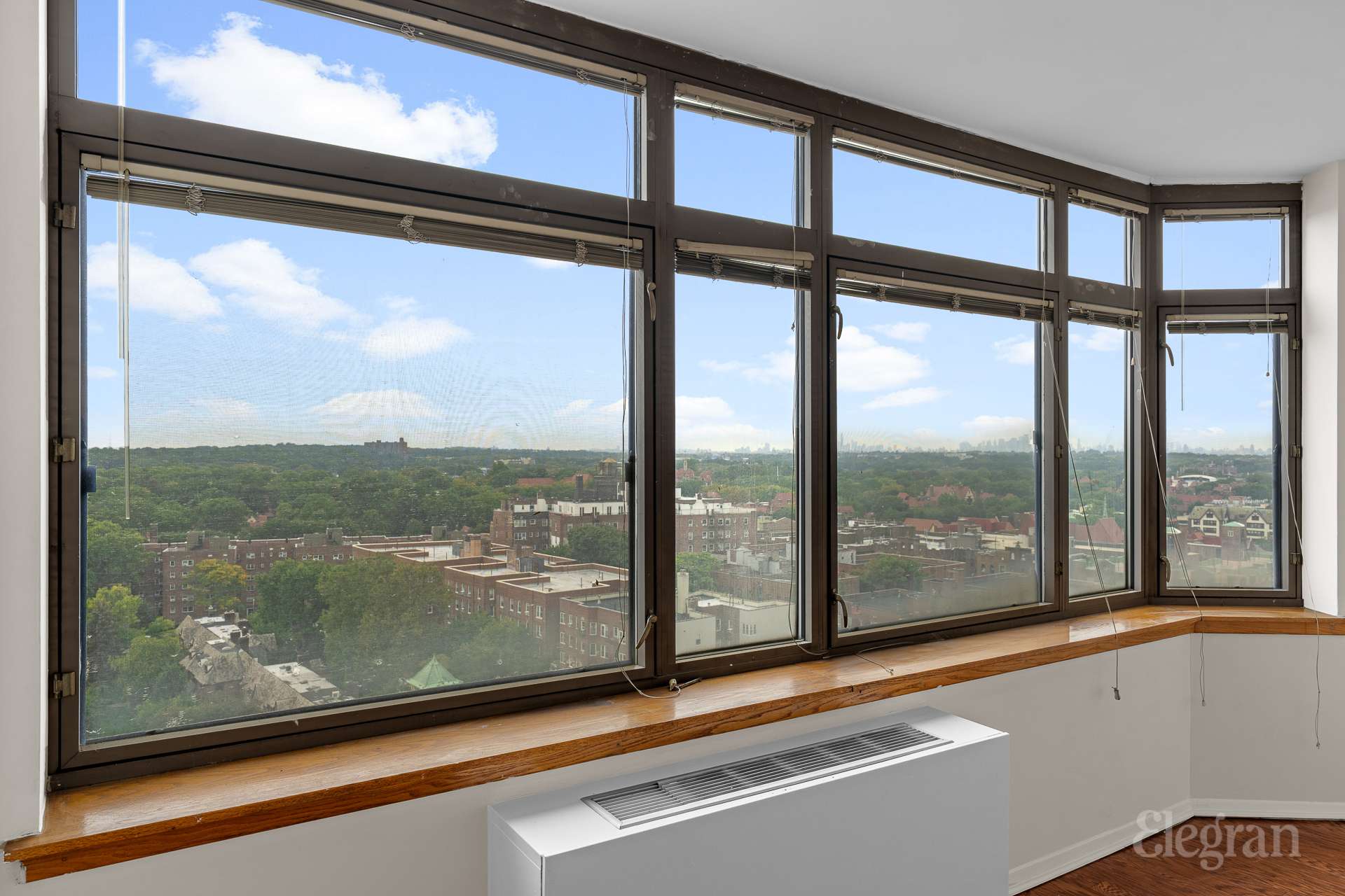 #7 photo, 112-01 Queens Boulevard, クイーンズ区 Forest Hills , NY 11375