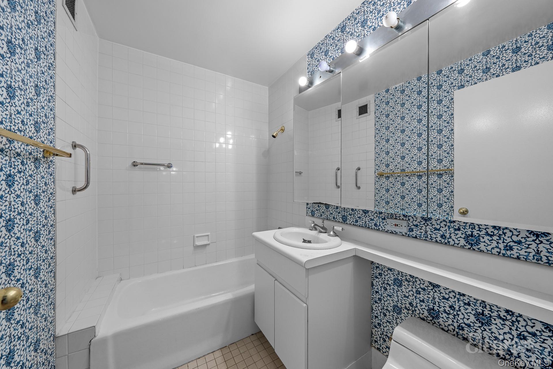 #10 photo, 11201 Queens Boulevard, クイーンズ区 Forest Hills , NY 11375