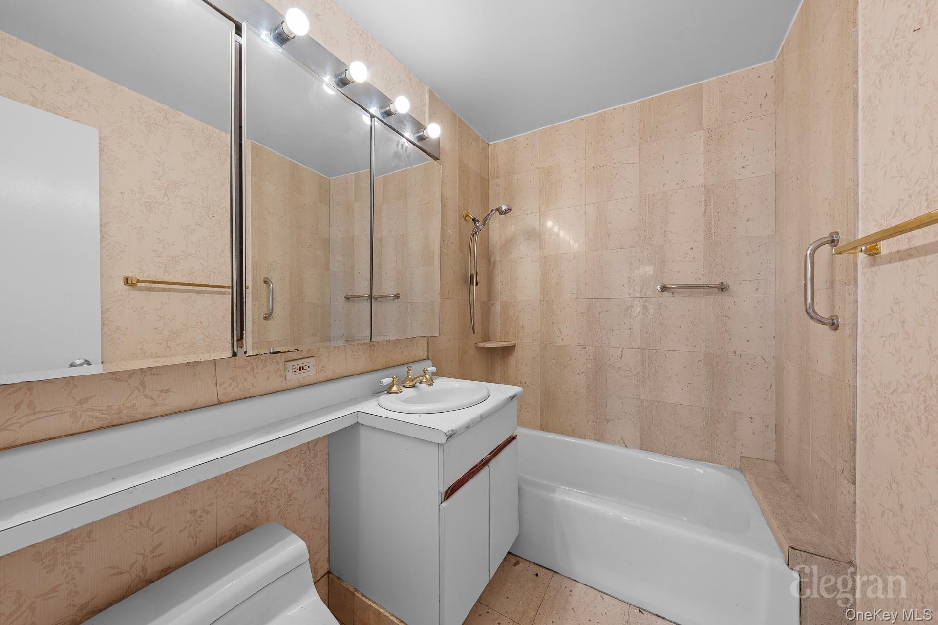 #8 photo, 11201 Queens Boulevard, クイーンズ区 Forest Hills , NY 11375