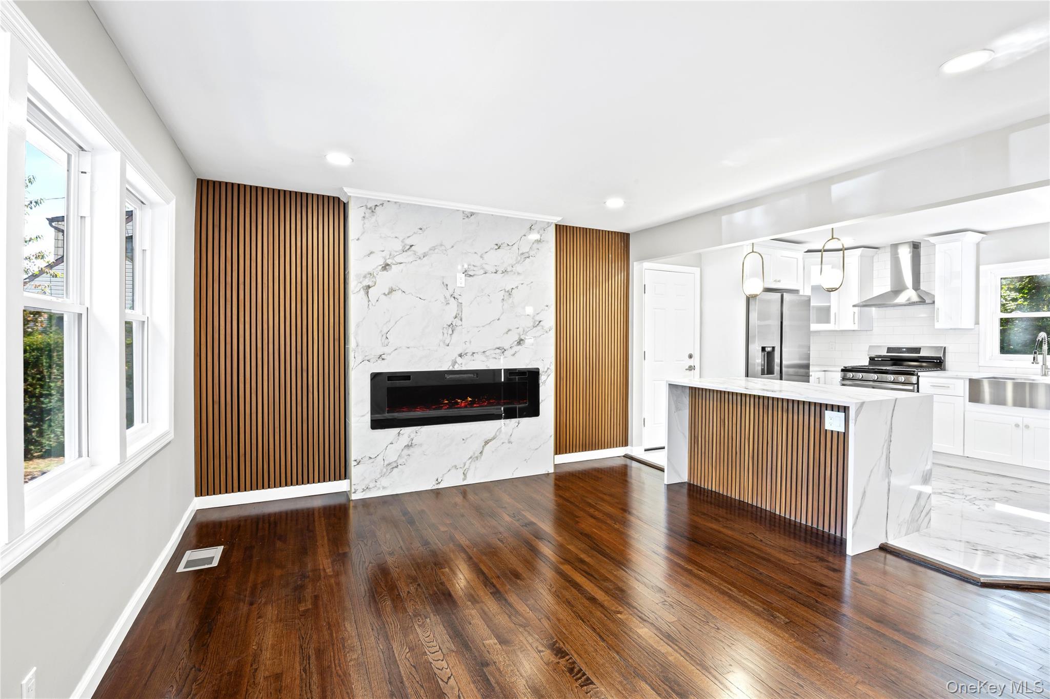 #1 photo, 24 Laura Drive, सफ़ोक काउंटी Centereach , NY 11720