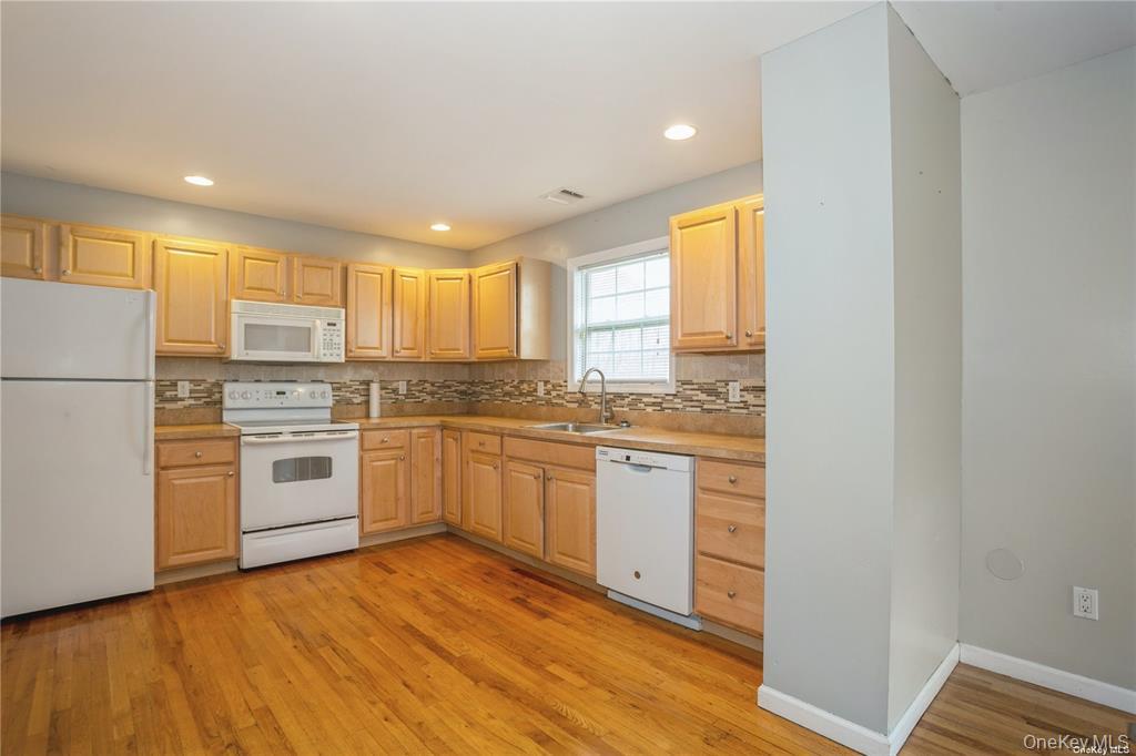 #5 photo, 11 The Green, Shirley , NY 11967