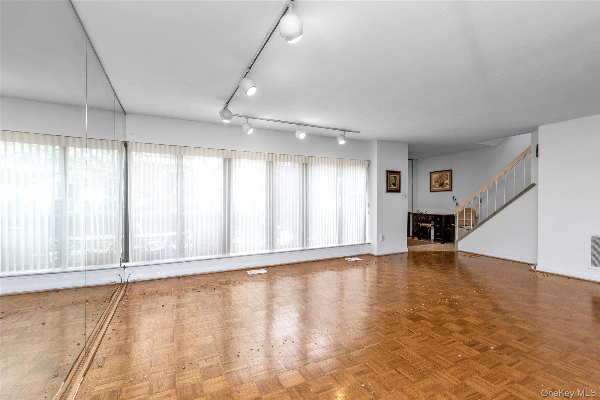 #3 photo, 28 Spring Hollow, ナッソー郡 Roslyn , NY 11576