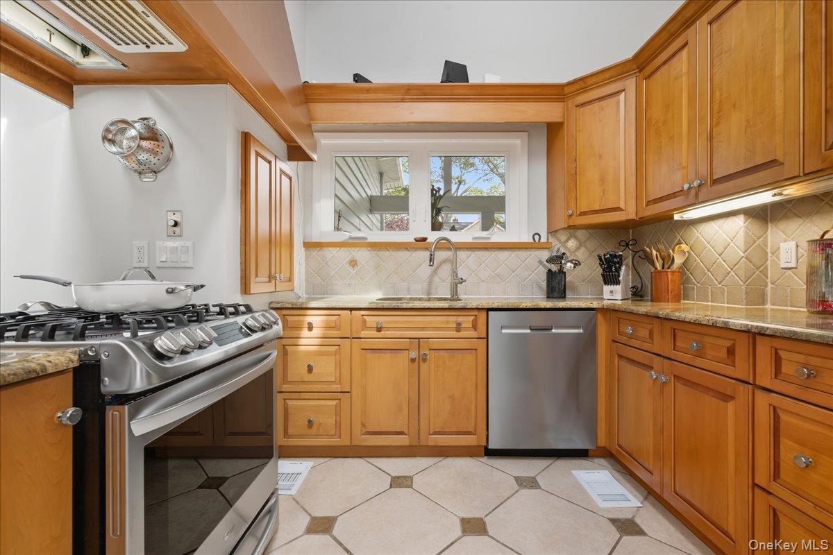 #16 photo, 92 Suffolk Road, Massapequa , NY 11758