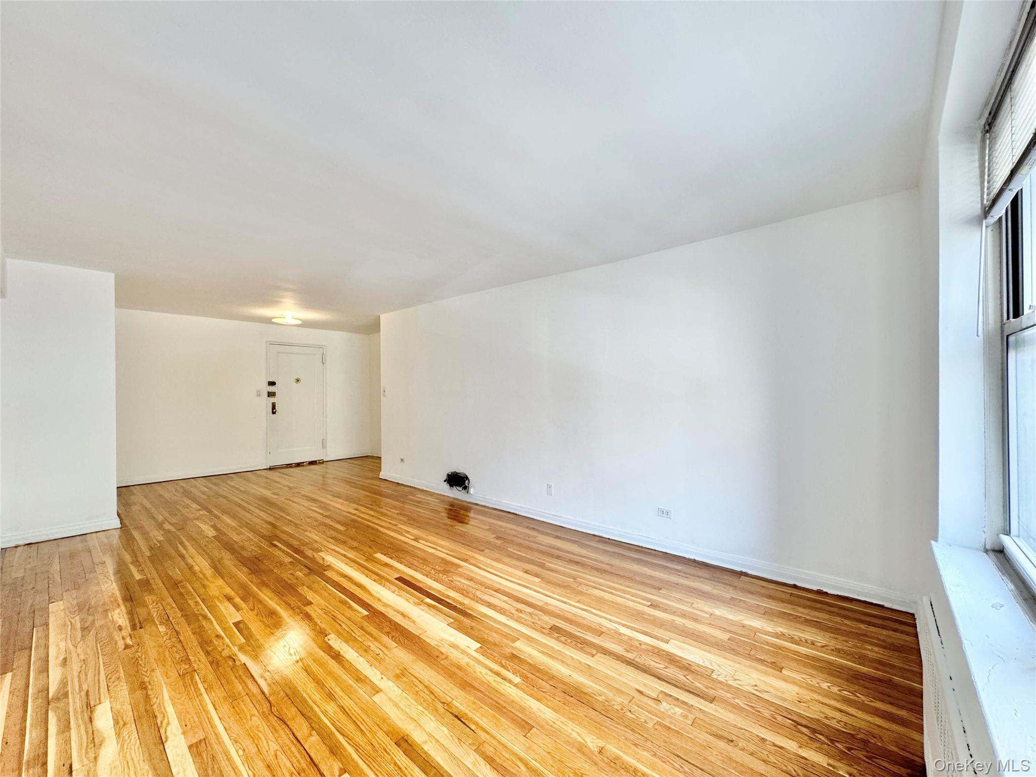 #1 photo, 8337 Saint James Avenue, クイーンズ区 Elmhurst , NY 11373