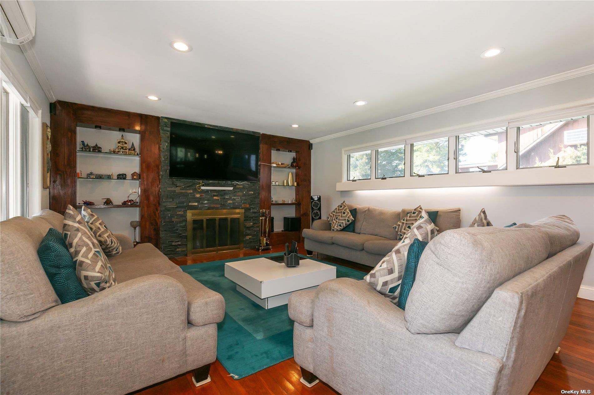 #12 photo, 523 Cambridge Avenue, Westbury , NY 11590