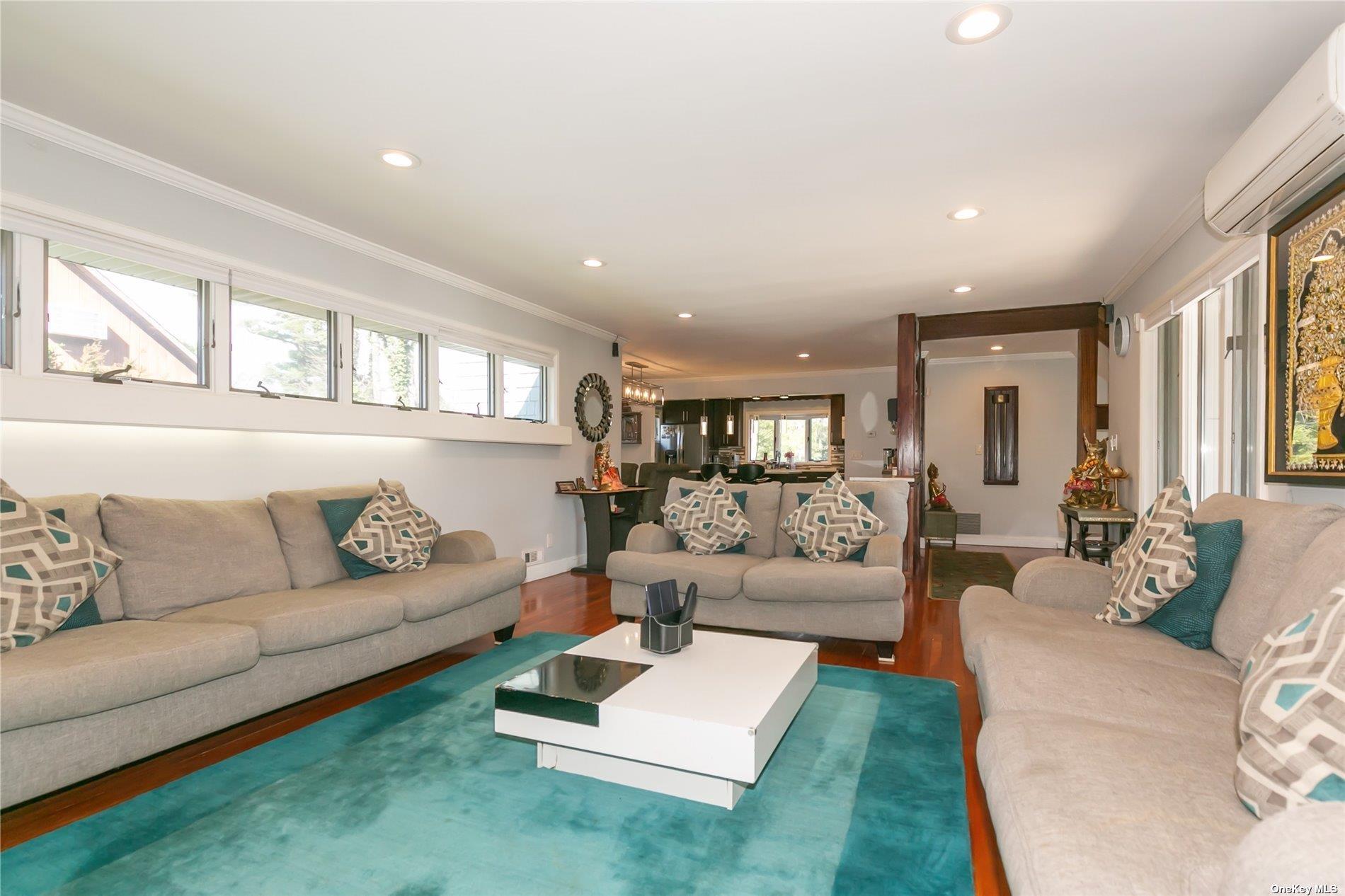 #13 photo, 523 Cambridge Avenue, Westbury , NY 11590