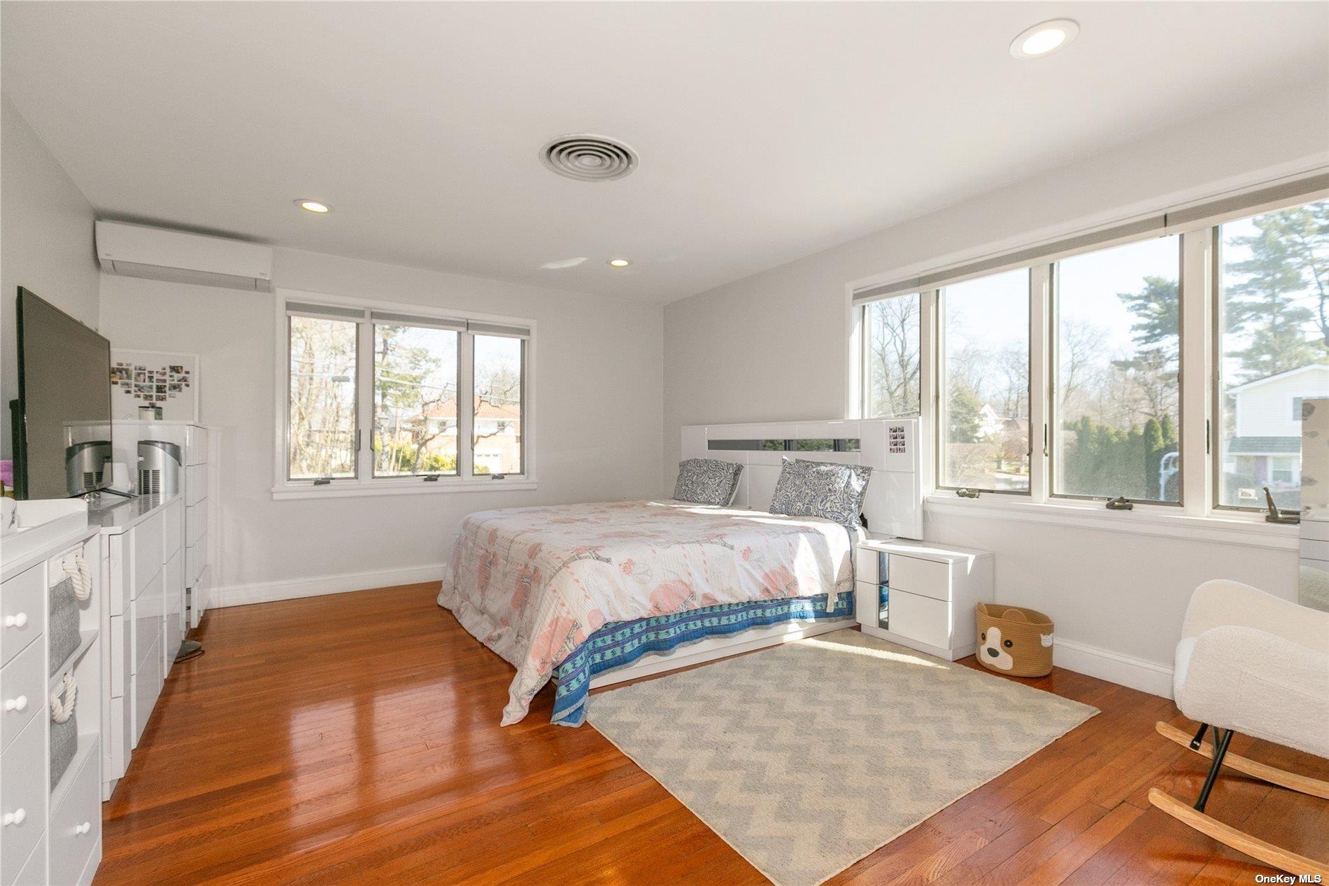 #17 photo, 523 Cambridge Avenue, Westbury , NY 11590