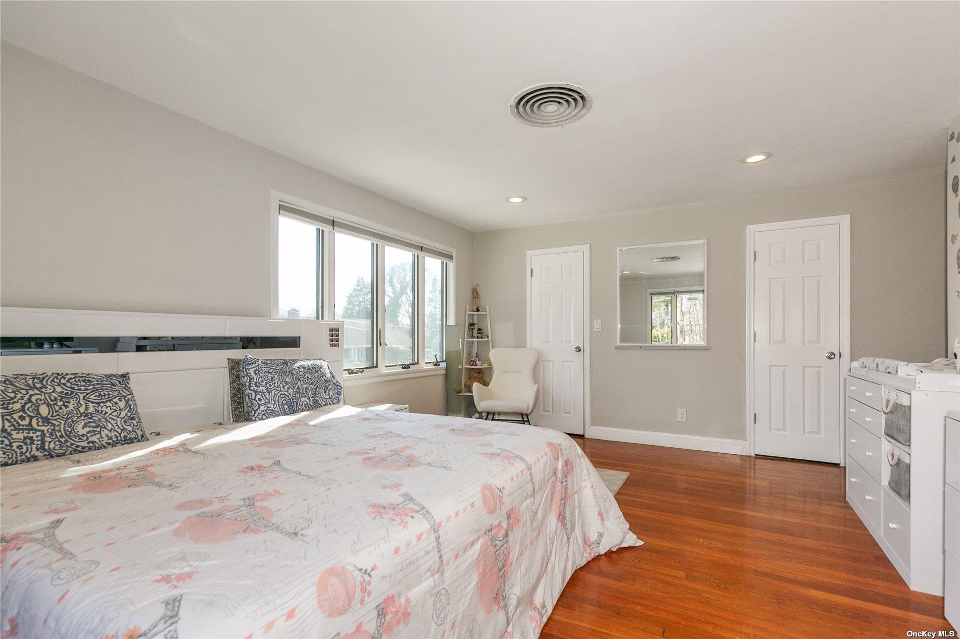 #18 photo, 523 Cambridge Avenue, Westbury , NY 11590