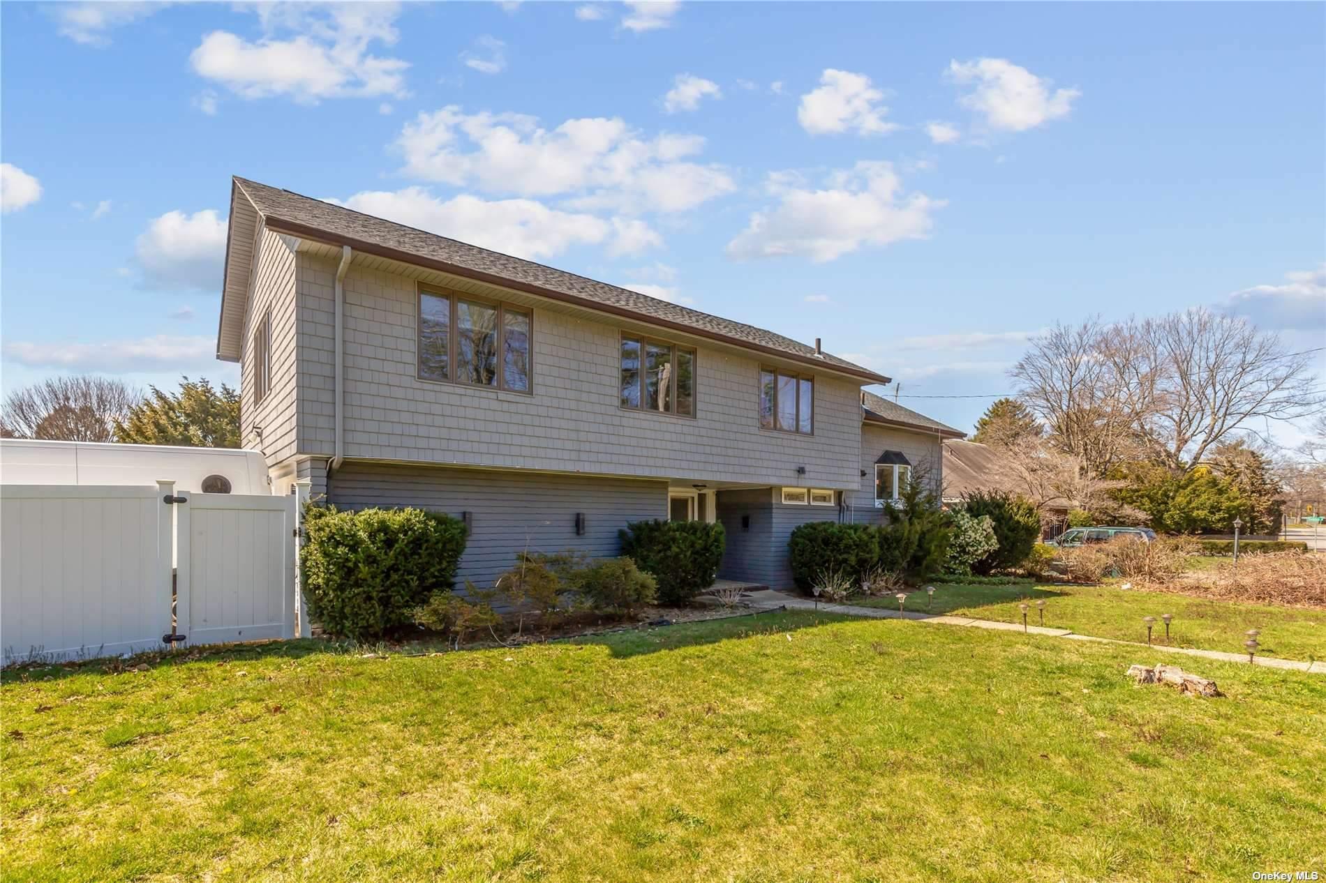 #4 photo, 523 Cambridge Avenue, Westbury , NY 11590