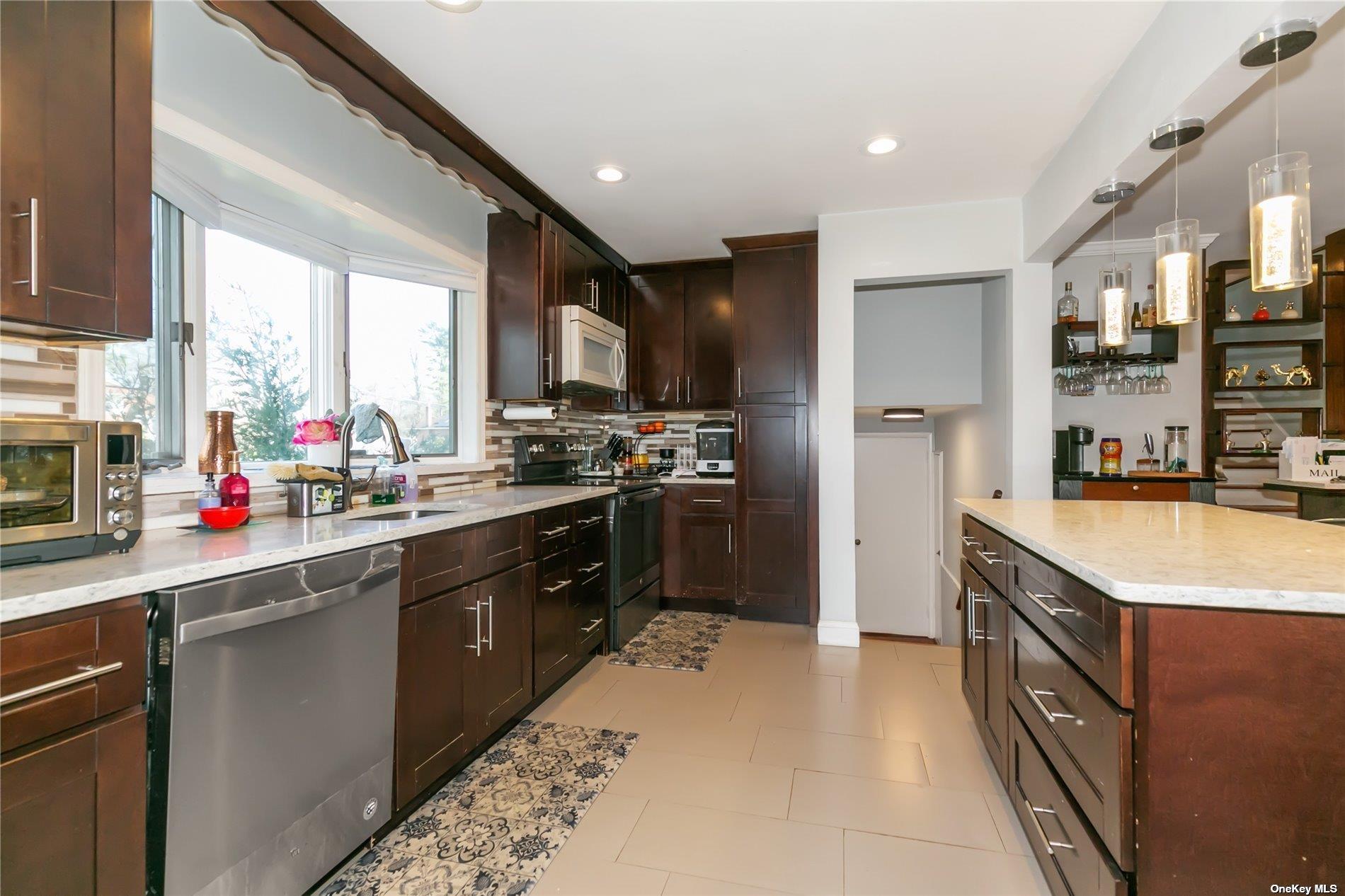 #9 photo, 523 Cambridge Avenue, Westbury , NY 11590